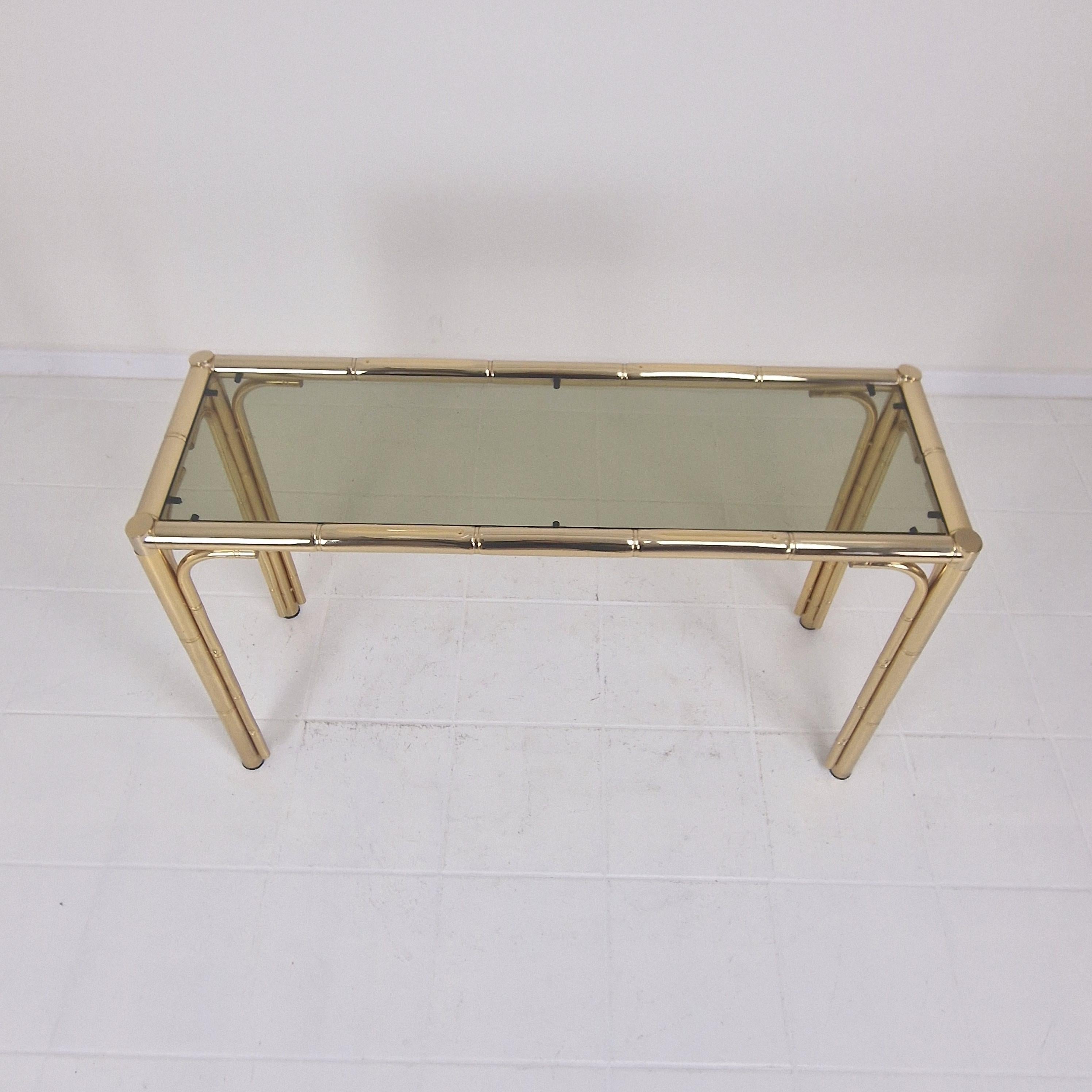 Table d'appoint rectangulaire italienne du milieu du siècle dernier en laiton, bambou et verre fumé, 1970 en vente 3