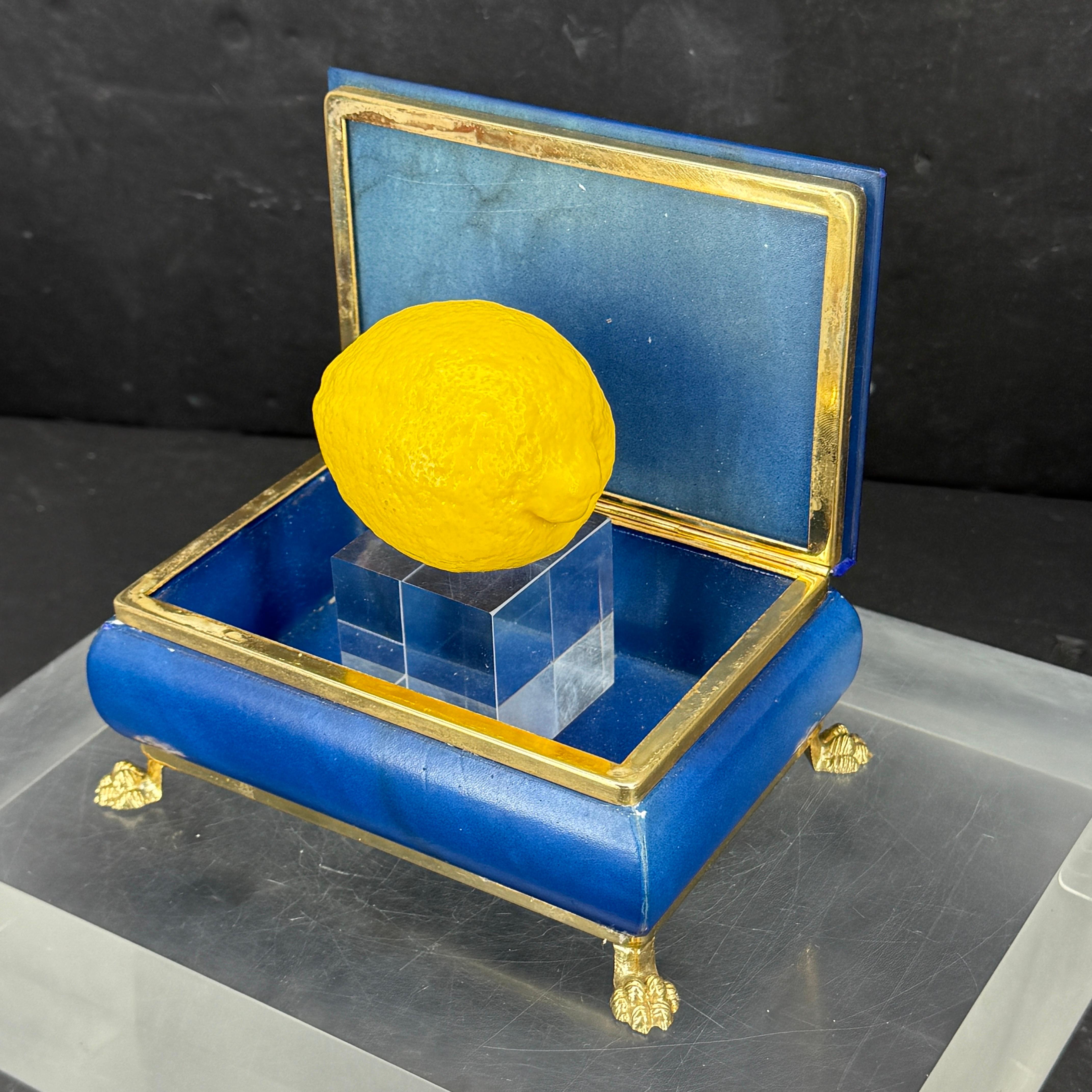 Charmante boîte en marbre avec cadre en laiton doré ainsi que des pieds montés. La boîte bleue est un bel ajout à un meuble de toilette ou un accessoire de bureau.