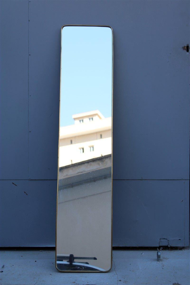 Miroir Minimal Rectangulaire Italien du milieu du siècle en laiton de Gio Ponti Attribué, le cône latéral en laiton massif structure en bois, miroir original et d'une grande élégance.