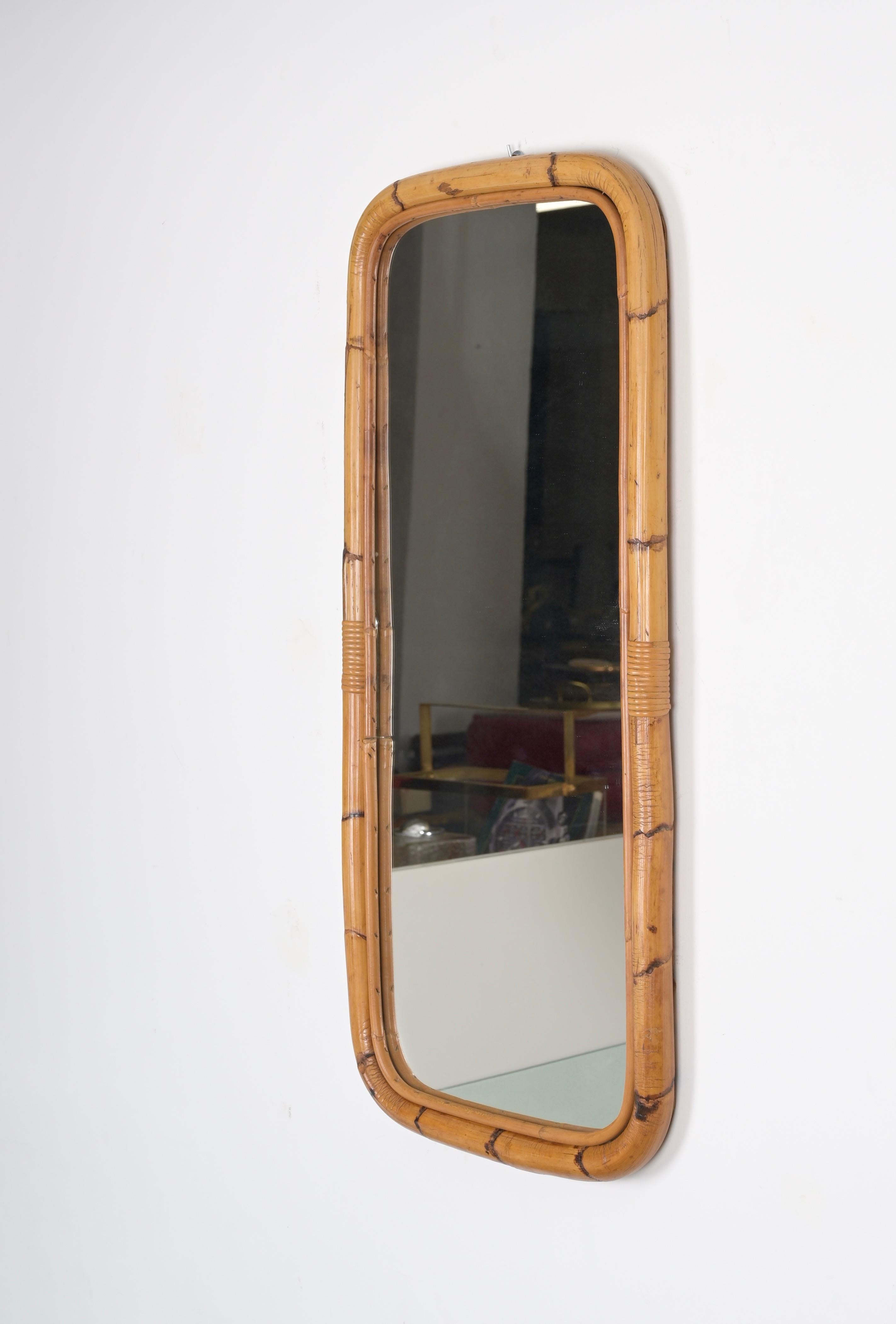 Miroir rectangulaire italien du milieu du siècle dernier en bambou, rotin et osier incurvés, 1970 en vente 4
