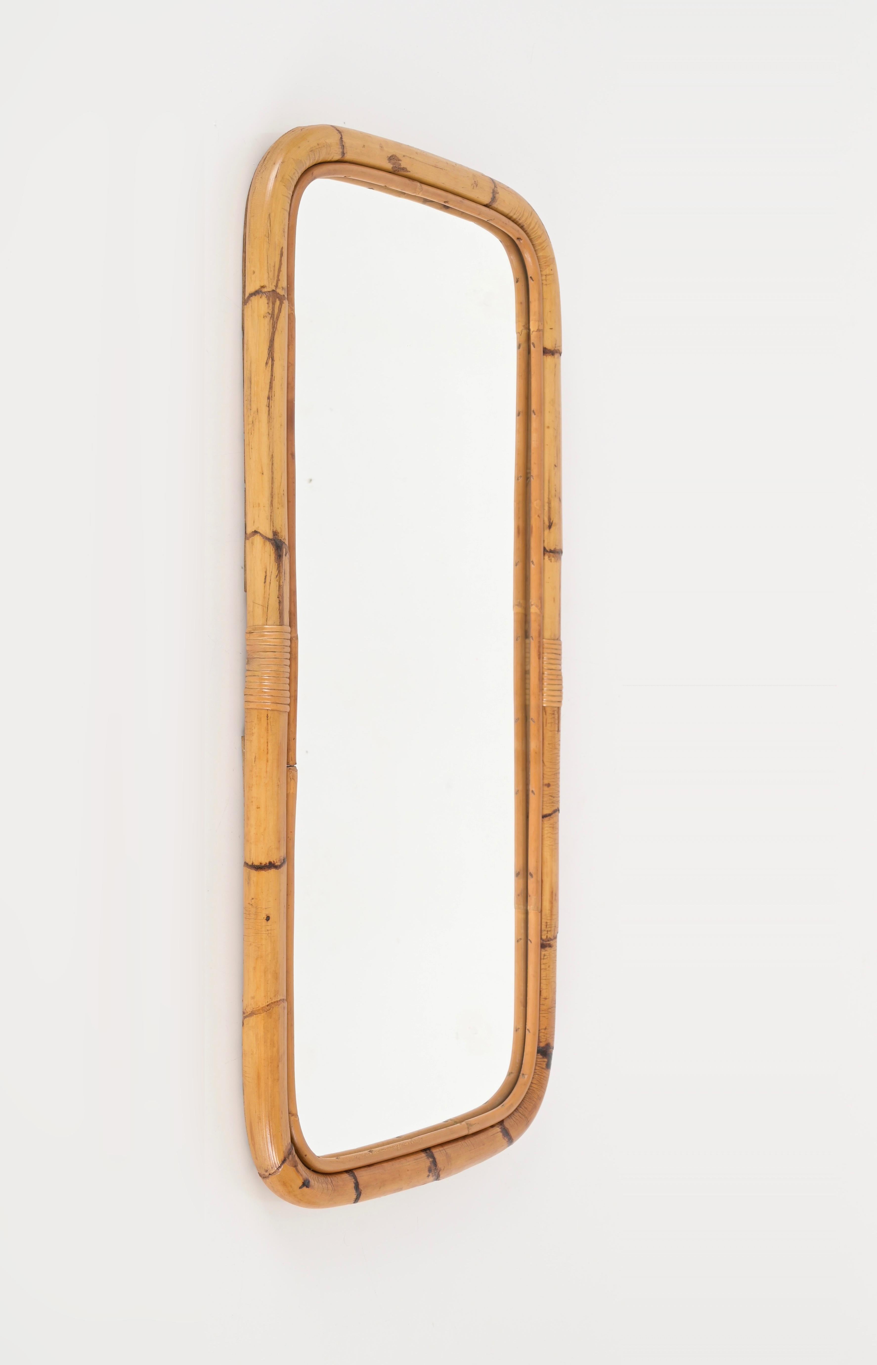 Miroir rectangulaire italien du milieu du siècle dernier en bambou, rotin et osier incurvés, 1970 Bon état - En vente à Roma, IT