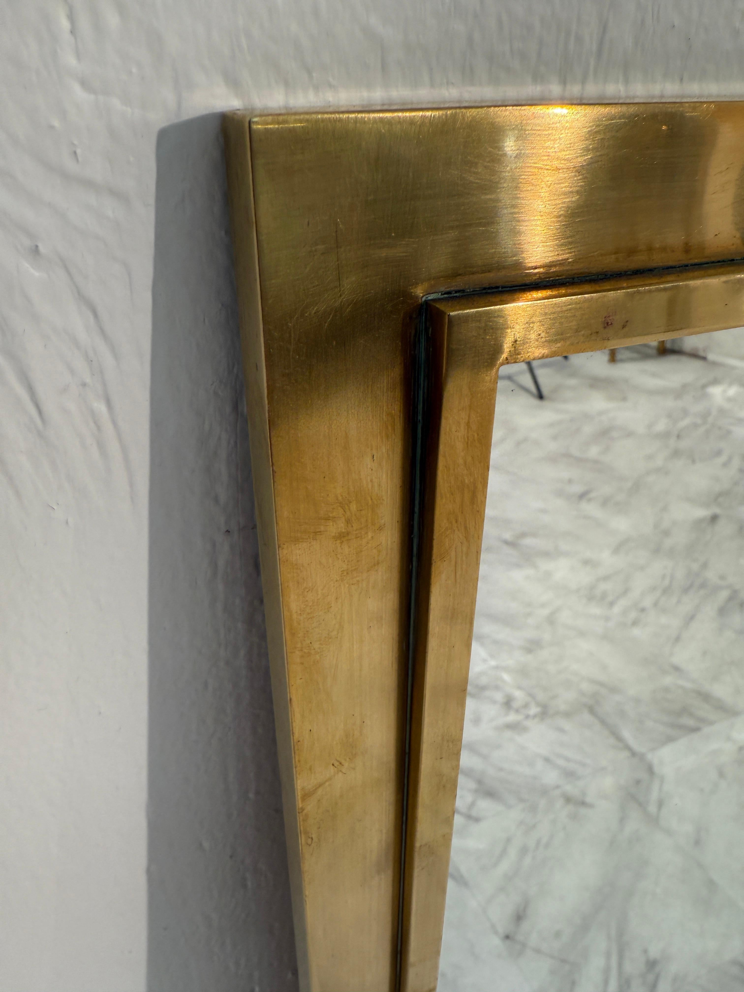 Moderno Specchio rettangolare italiano di metà secolo con cornice in ottone in vendita