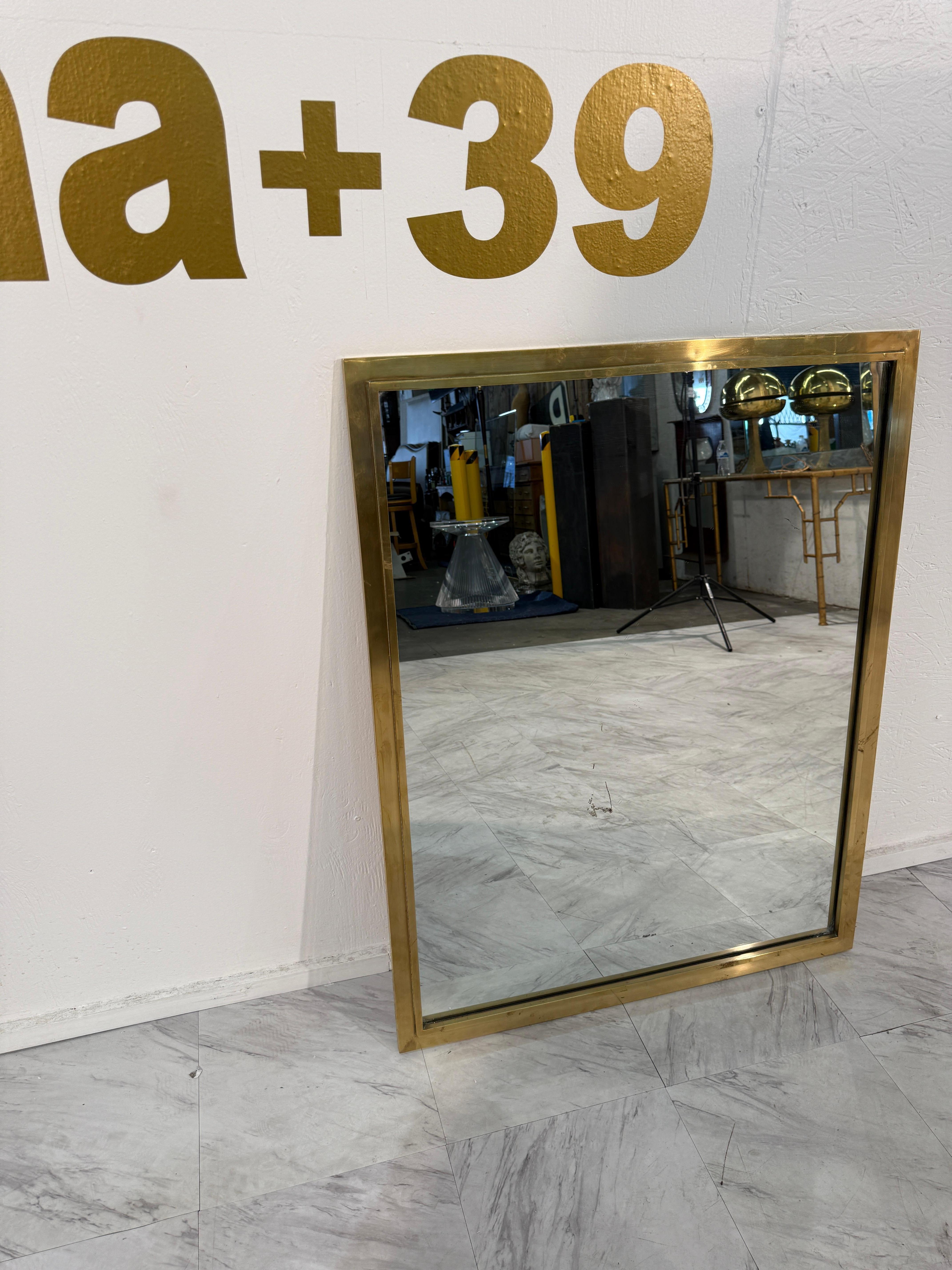 Italiano Specchio rettangolare italiano di metà secolo con cornice in ottone in vendita