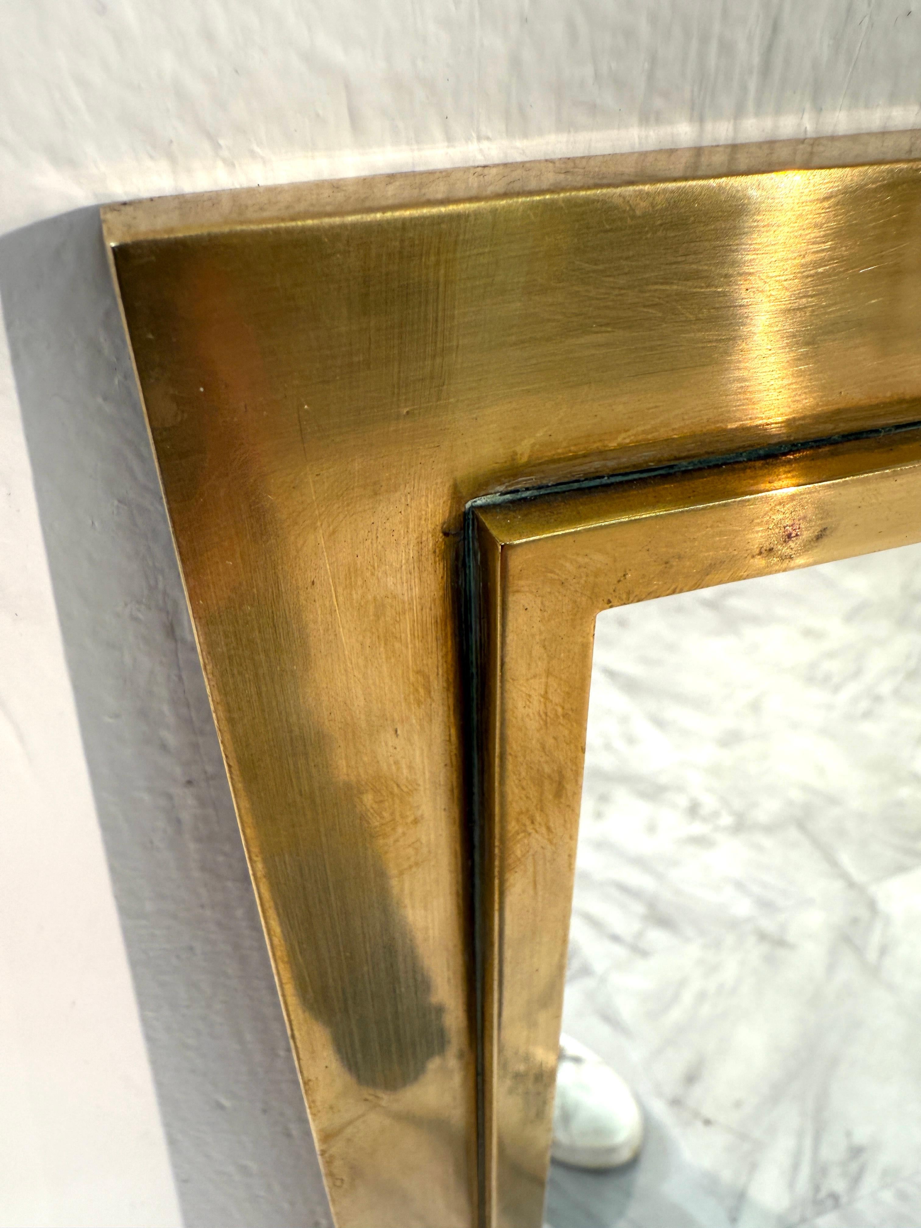 Specchio rettangolare italiano di metà secolo con cornice in ottone In condizioni buone in vendita a Los Angeles, CA