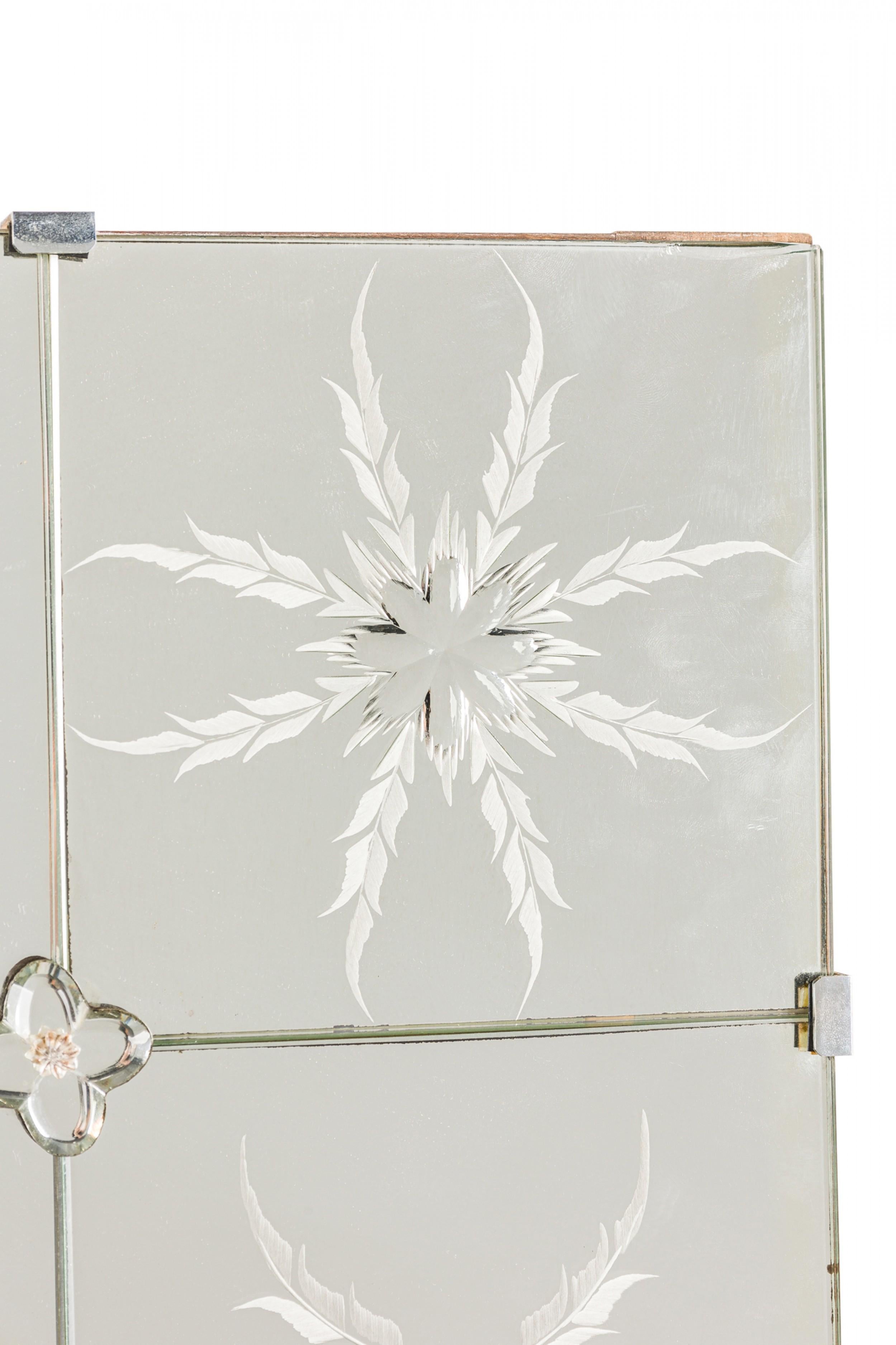 Specchio da parete rettangolare italiano della metà del secolo scorso con un bordo a nove pannelli segmentati evidenziato da un disegno a volute e foglie smussato e inciso e con fiori in vetro e specchio applicati a ogni intersezione.

Alcuni segni