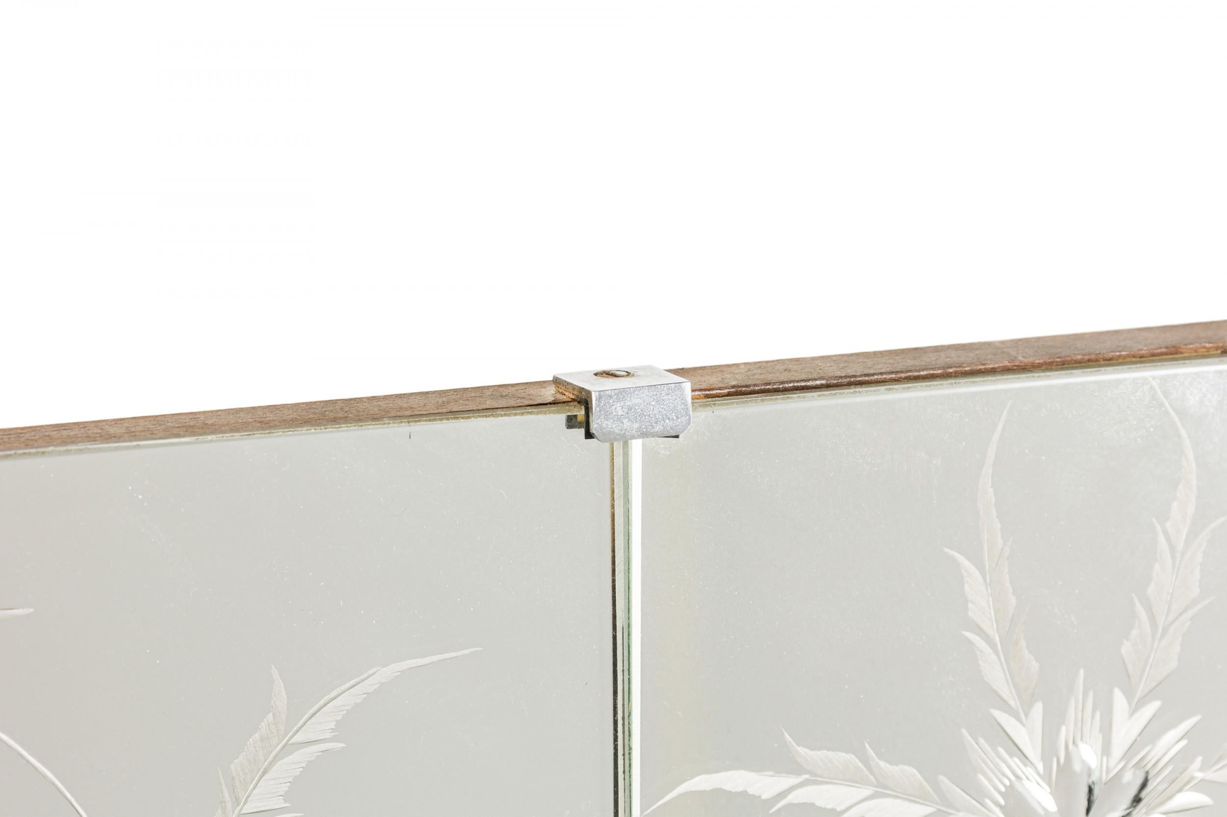 Mid-Century moderno Mid-Century Italian Rectangular Wall Mirror with Etched Glass Floral Border in vendita