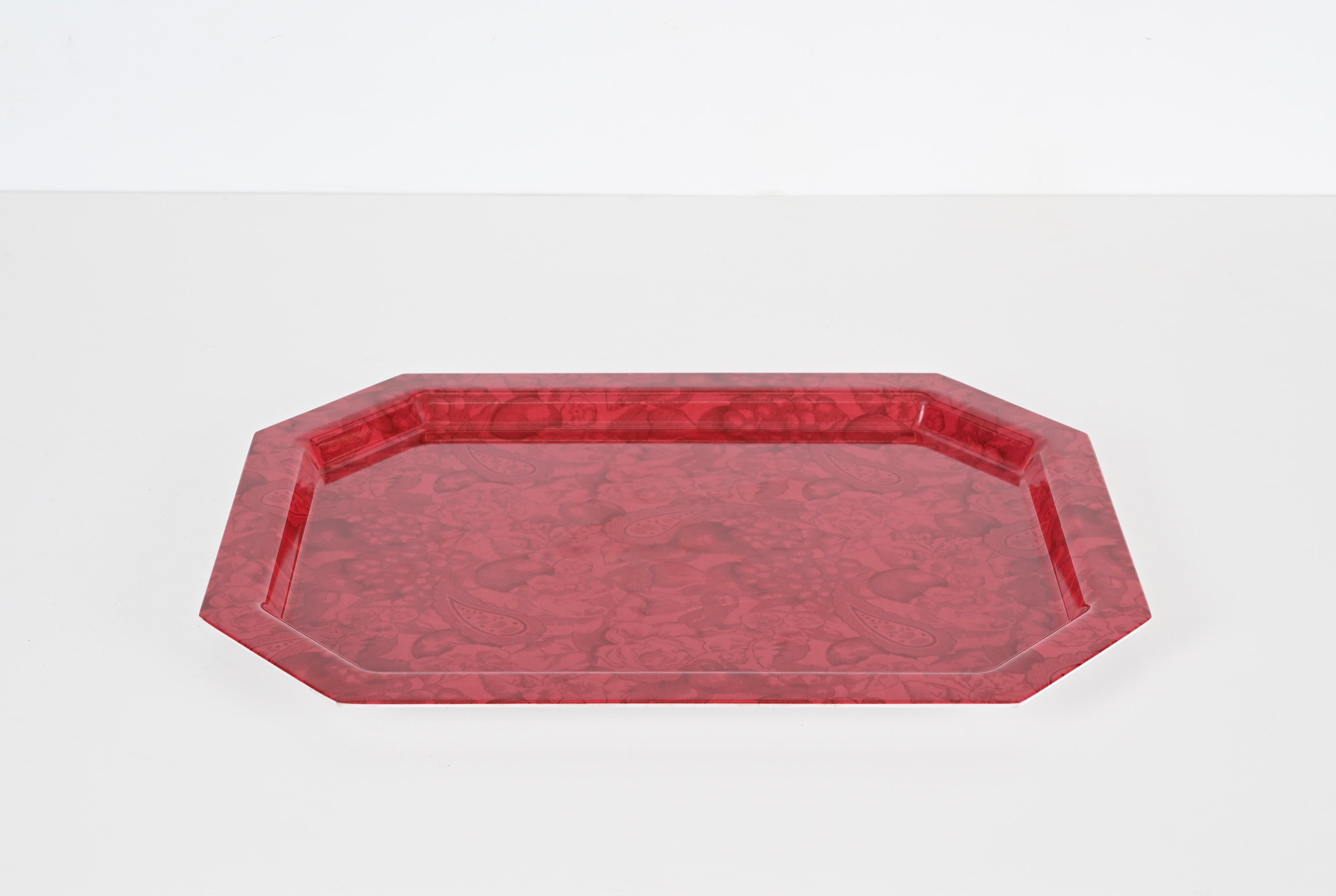 Magnifique plateau de service octogonal en acrylique rouge. Ce joli centre de table a été fabriqué en Italie dans les années 80.

Le plateau est fabriqué dans un magnifique acrylique rouge vibrant qui comporte des décorations en cachemire. 

Une