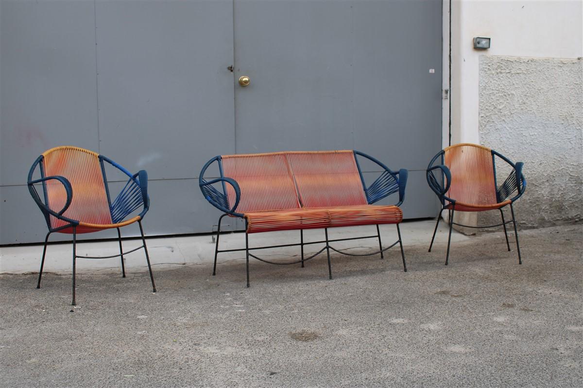 Italienisches Sofa und Sessel aus rotem und blauem Metall und Kunststoff aus der Mitte des Jahrhunderts 1950 (Moderne der Mitte des Jahrhunderts) im Angebot