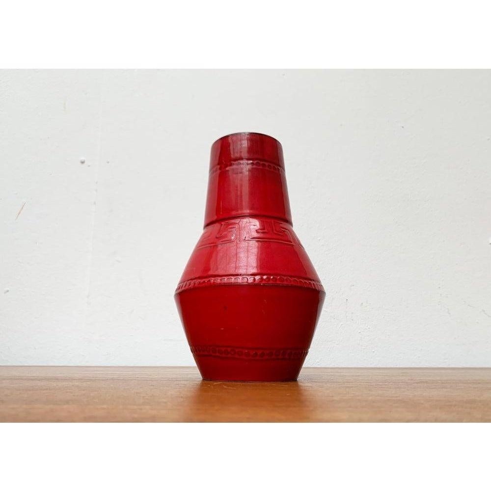 Rote Keramikvase von Bitossi aus der Jahrhundertmitte, 1960er Jahre, in sehr gutem Zustand. Entworfen 1960 bis 1969 Dieses Stück hat eine Zuordnungsmarke.

Zusätzliche Informationen:
MATERIALIEN: Keramik
Farbe: Rot
Stile: Moderne Mitte des