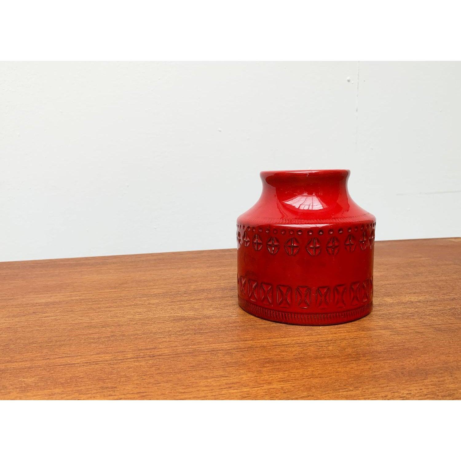 Vaso in ceramica rossa italiana di metà secolo di Aldo Londi per Bitossi, anni '60, in ottime condizioni. Progettato tra il 1960 e il 1969 Questo pezzo ha un marchio di attribuzione.

Informazioni aggiuntive:
Materiali: Ceramica
Colore: rosso
Stili: