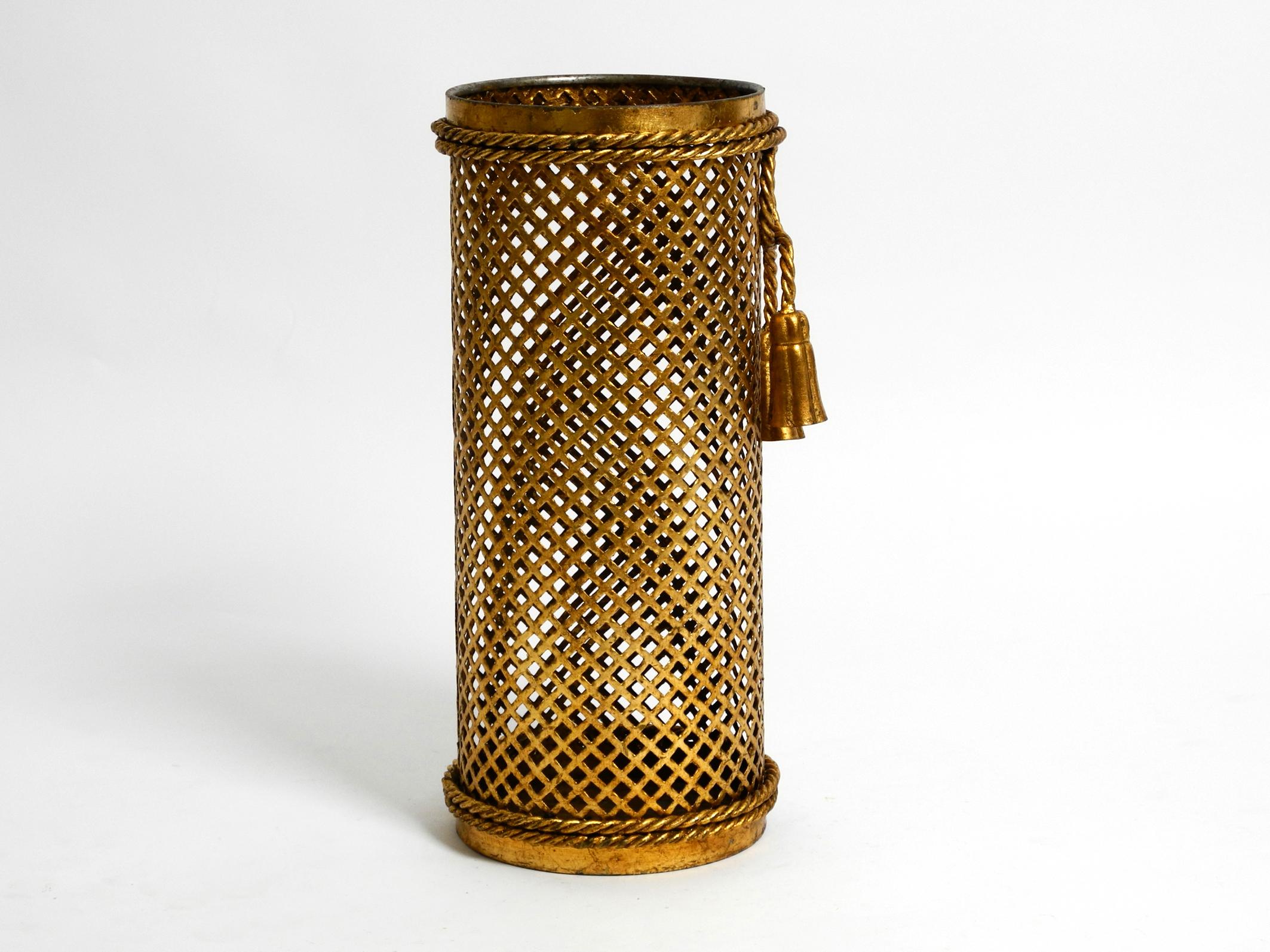 Very elegant midcentury Regency umbrella stand made of gilded metal.
Manufacturer is Li Puma. Made in Italy.
Made from perforated gold plated metal. Very high-quality elegant workmanship.
Beautiful 1960s design with many details.
Good condition