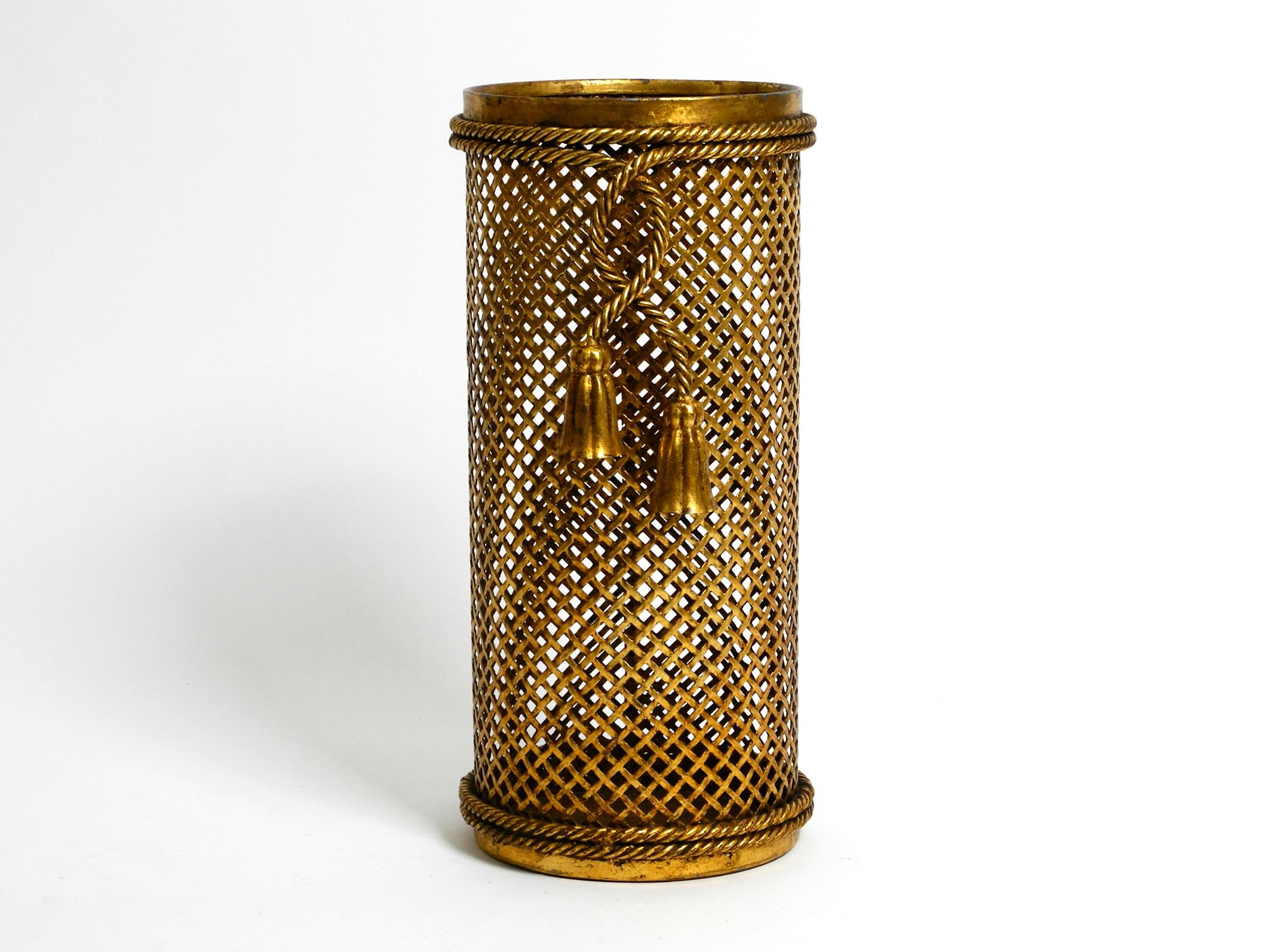 Very elegant Mid Century Regency umbrella stand made of gilded metal.
Manufacturer is Li Puma. Made in Italy.
Made from perforated gold plated metal. Very high-quality elegant processing.
Beautiful 1960s design with many details.
Very good