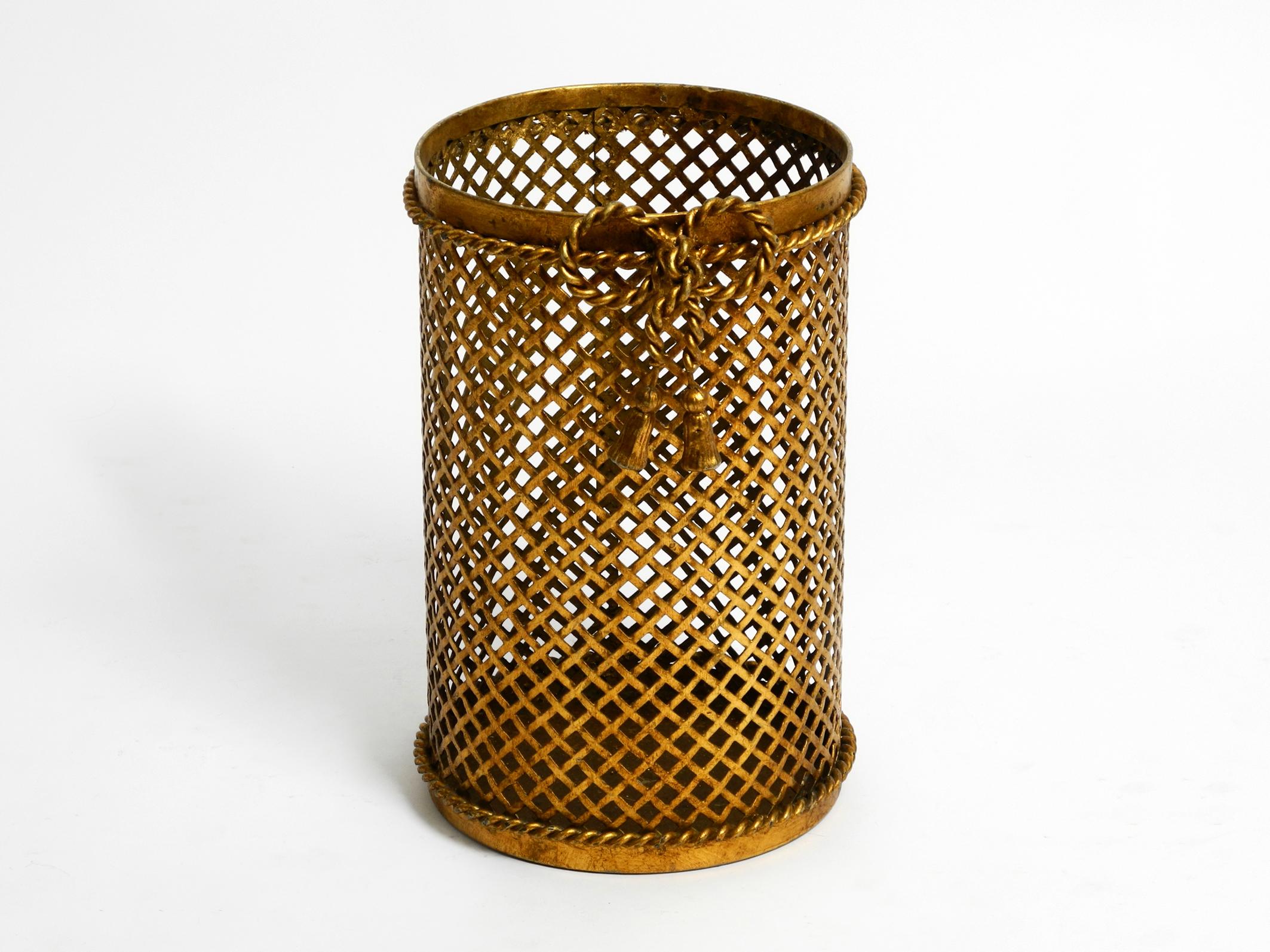 Very elegant Mid Century Regency paper basket made of gold plated metal.
Manufacturer is Li Puma. Made in Italy.
Made from perforated metal and gold plated. Very high-quality elegant production.
Beautiful 1960s design with many details.
Very good