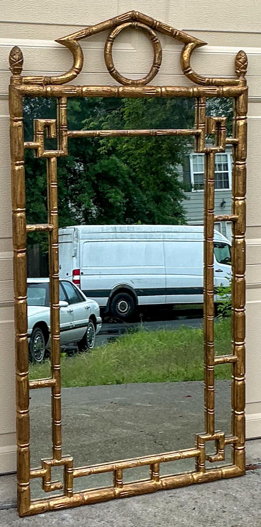 Hollywood Regency Miroir de style Régence italienne du milieu du siècle dernier en bois doré et faux bambou - clé grecque et ananas en vente