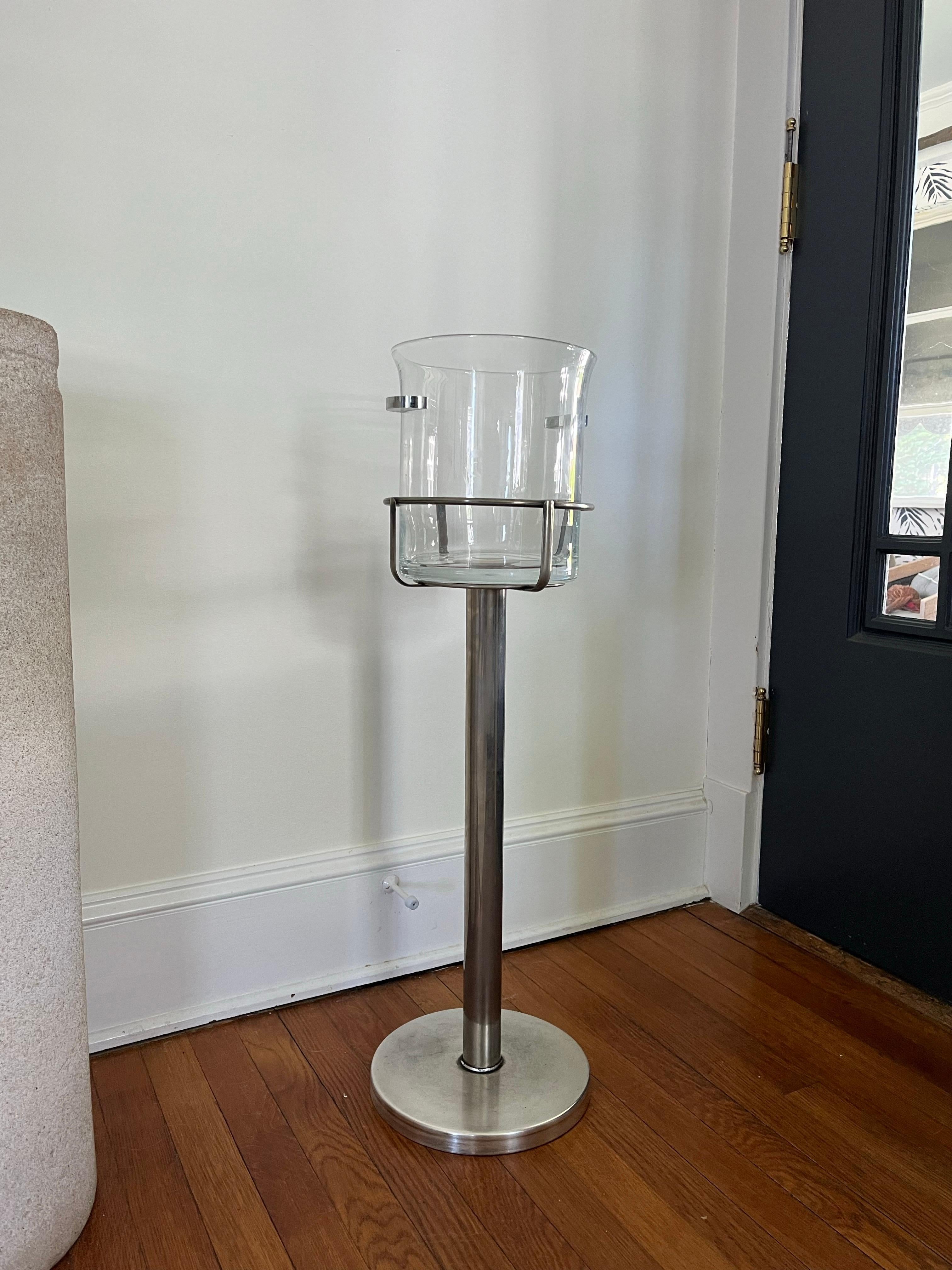 Seau à glace / refroidisseur de champagne vintage du milieu du 20e siècle de style Régence italienne ;  refroidisseur en verre épais avec poignées chromées et socle chromé.