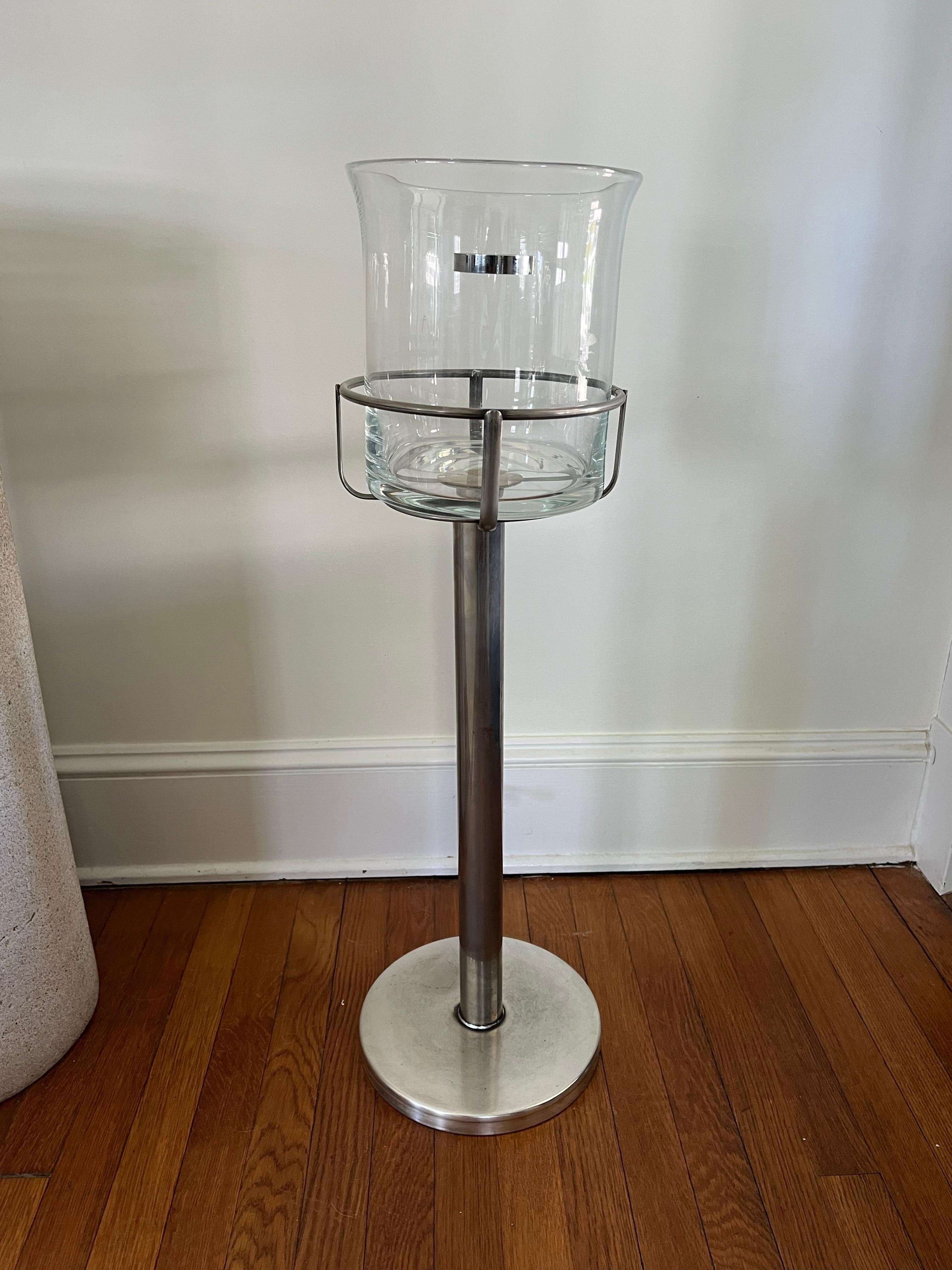 Seau à glace en verre de style Régence italienne du milieu du siècle et stand chromé Chiller à champagne Bon état - En vente à W Allenhurst, NJ