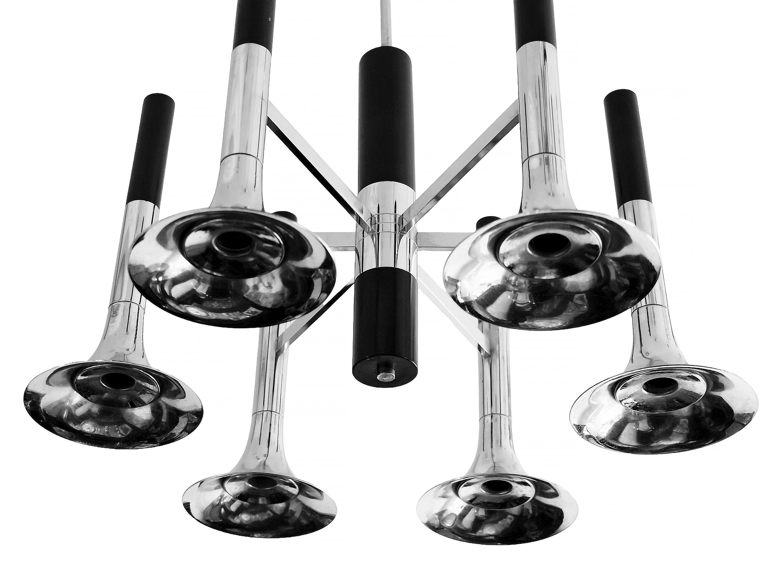 Italian Reggiani mid-century space age chandelier from 1970s.
The chandelier is created with trumpet form details in chrome combined with wood surface.
This chandelier includes 6 pieces of E14 bulbs.
It is in a very good original vintage condition.


