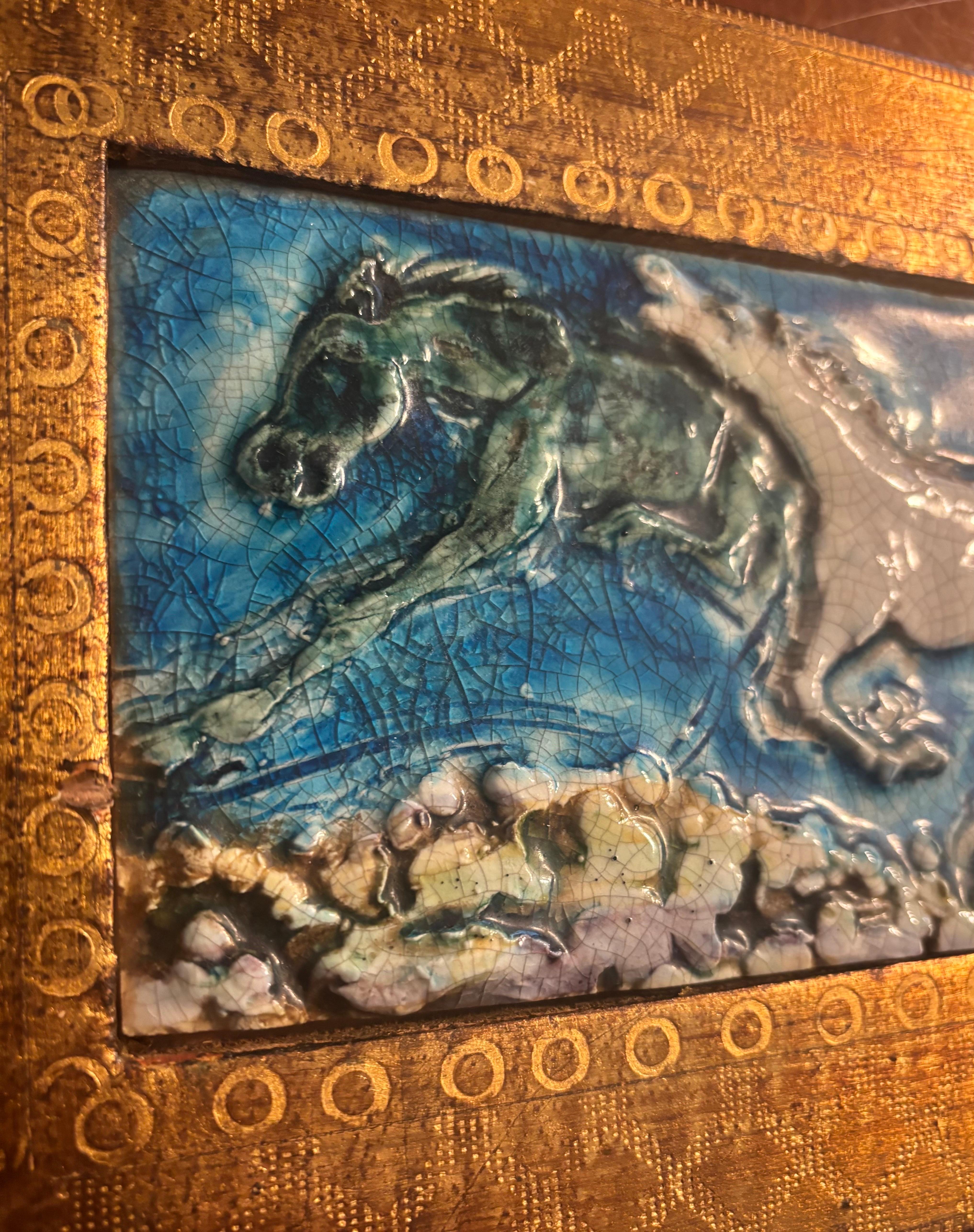 Bellissima piastrella d'arte italiana unica nel suo genere. Raffigura due cavalli al galoppo, uno stallone e la sua giumenta. La piastrella è tridimensionale e i cavalli sono posizionati sopra lo sfondo. 

Realizzato a mano e smaltato con gusto.