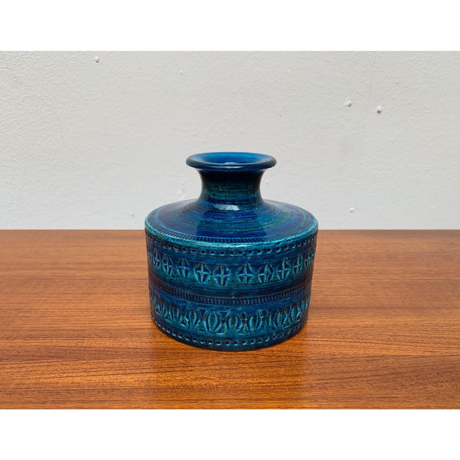Vaso in ceramica Rimini Blu di Aldo Londi per Bitossi, anni '60, in ottime condizioni. Progettato dal 1960 al 1969 prove ufficiali di autenticità come cataloghi d'epoca, dischi di design.

Informazioni aggiuntive:
Materiali: Ceramica
Colore: