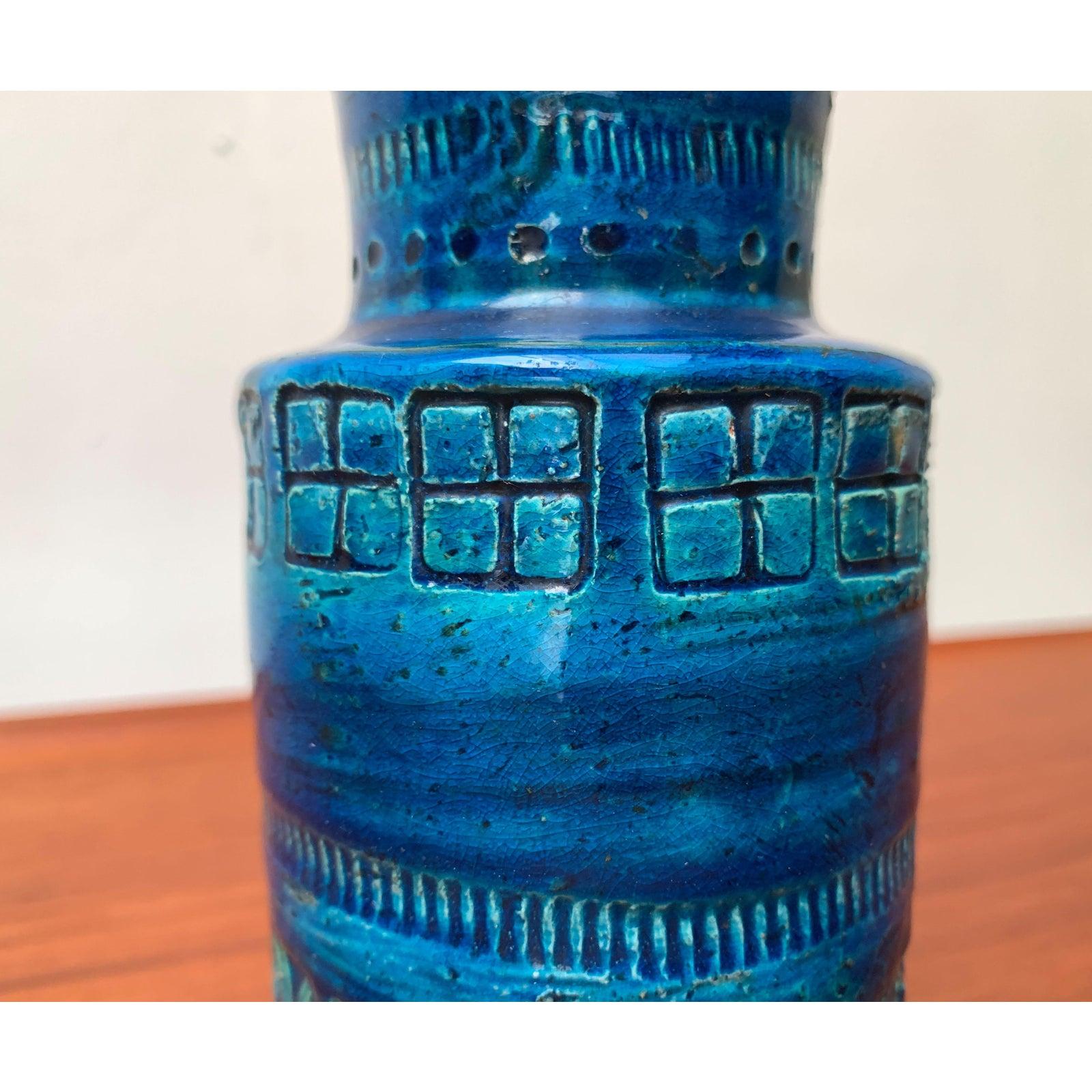 Vaso in ceramica Rimini Blu di Aldo Londi per Bitossi, in ottime condizioni. Progettato tra il 1960 e il 1969 Questo pezzo ha un marchio di attribuzione.

Informazioni aggiuntive:
Materiali: Ceramica
Colore: blu
Stili: Medioevo Moderno
Marchio: