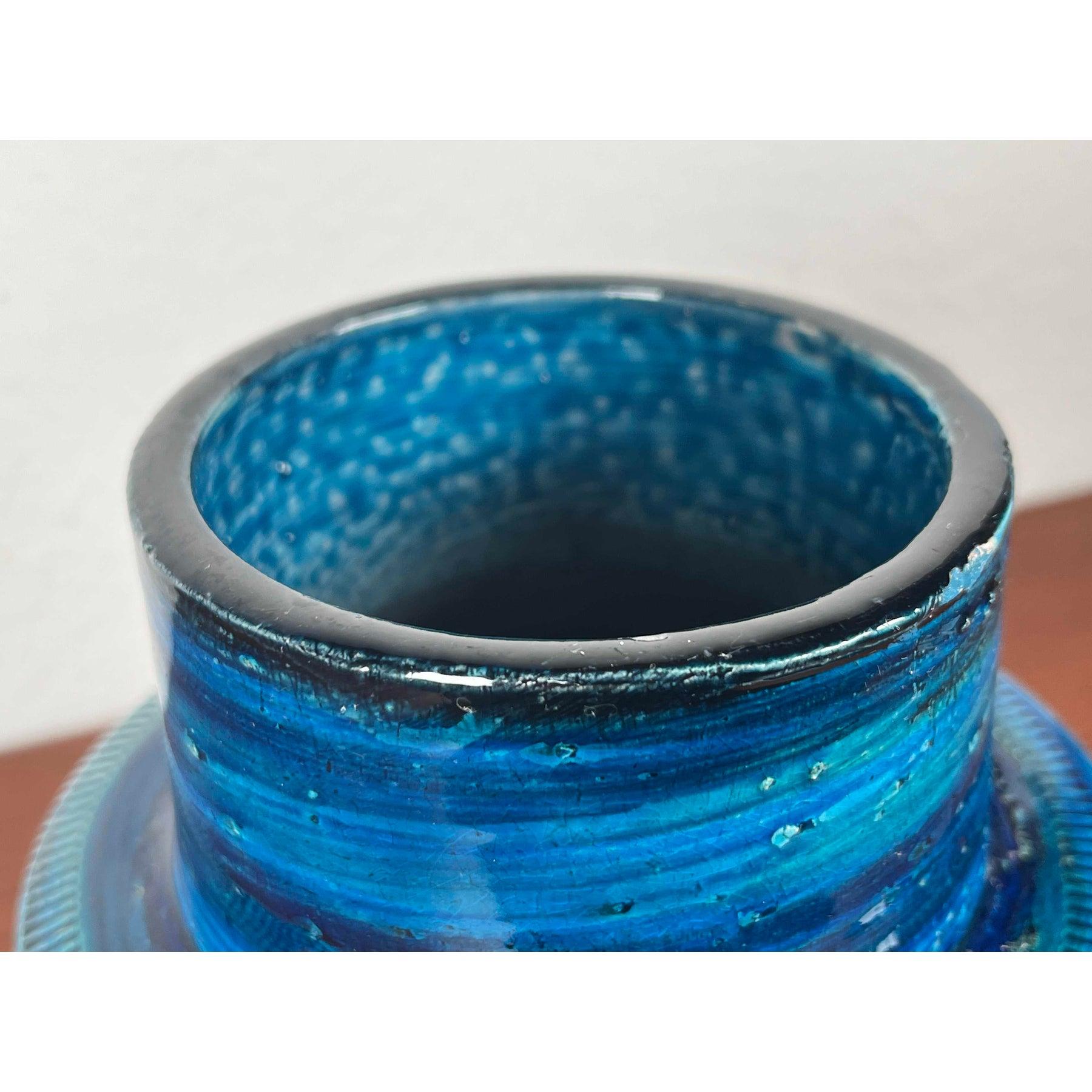 Vaso in Studio Pottery Rimini Blu di Aldo Londi per Bitossi, 1960, in ottime condizioni. Progettato tra il 1960 e il 1969 Questo pezzo ha un marchio di attribuzione.

Informazioni aggiuntive:
Materiali: Ceramica
Colore: blu
Stili: Medioevo