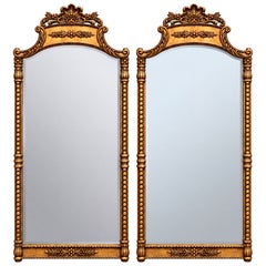 Coppia di specchi in stile rococò italiano della metà del secolo, in legno intagliato dorato e con cornice a conchiglia in materiale composito