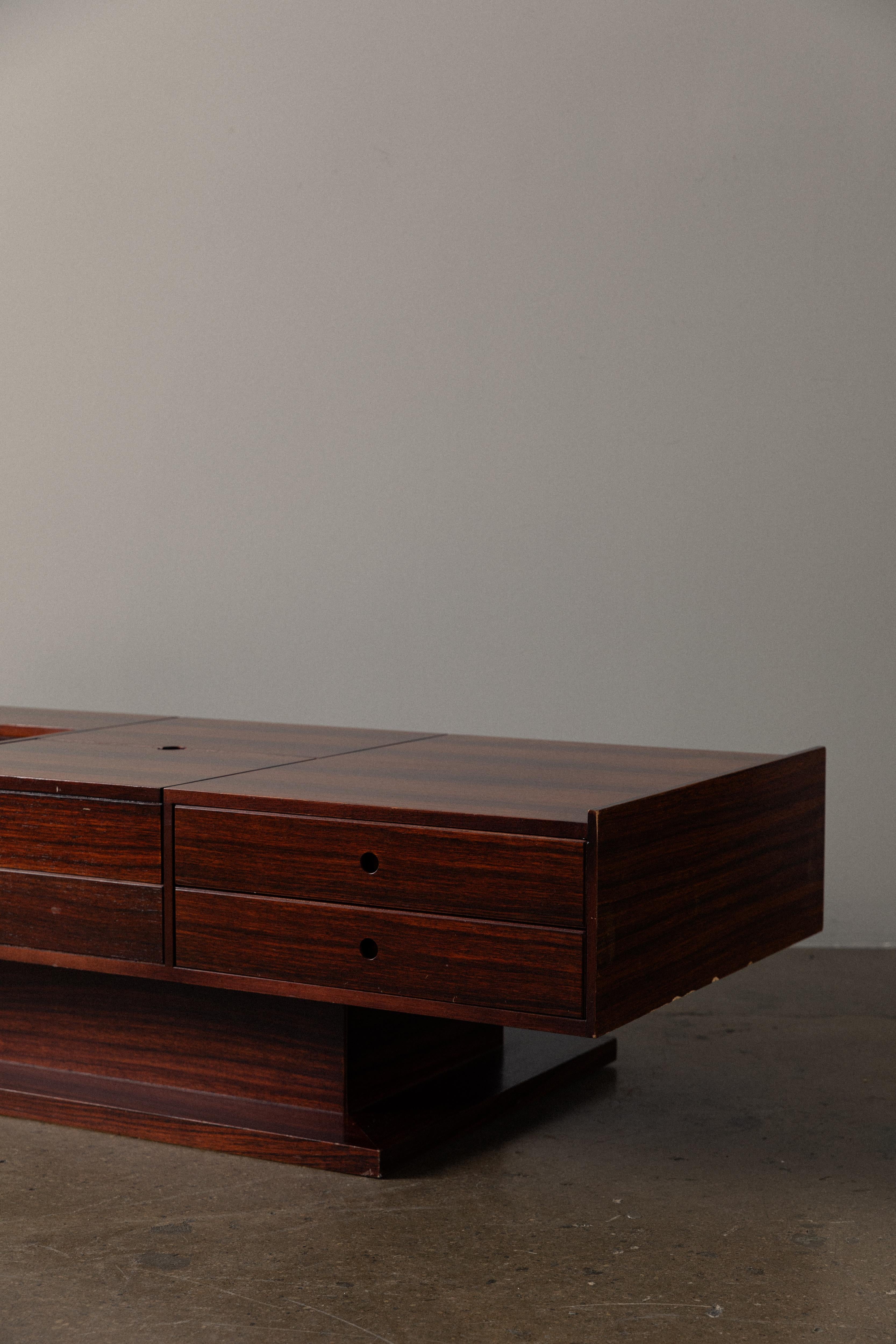 Table basse en bois de rose italienne du milieu du siècle Bon état - En vente à Los Angeles, CA