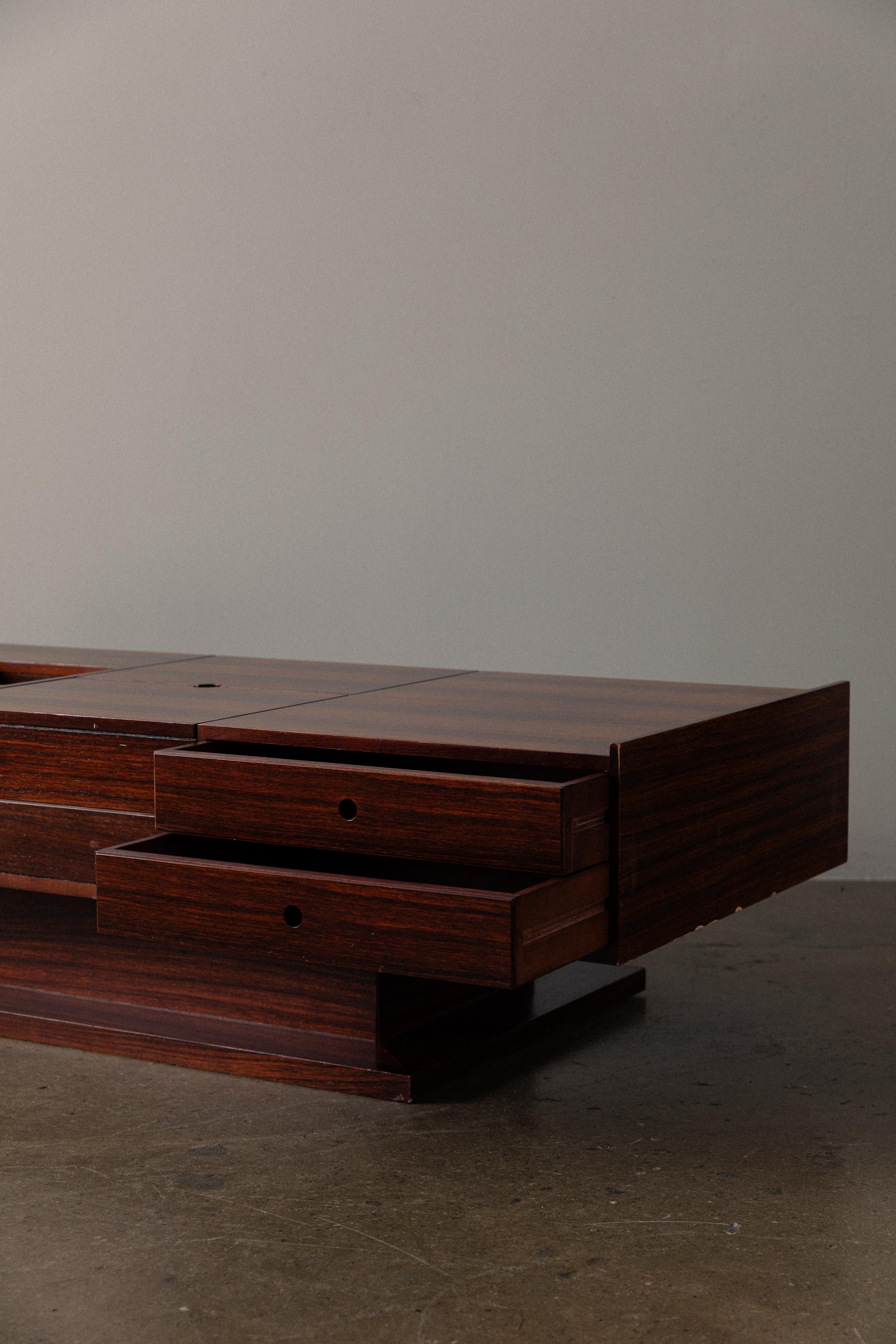 20ième siècle Table basse en bois de rose italienne du milieu du siècle en vente
