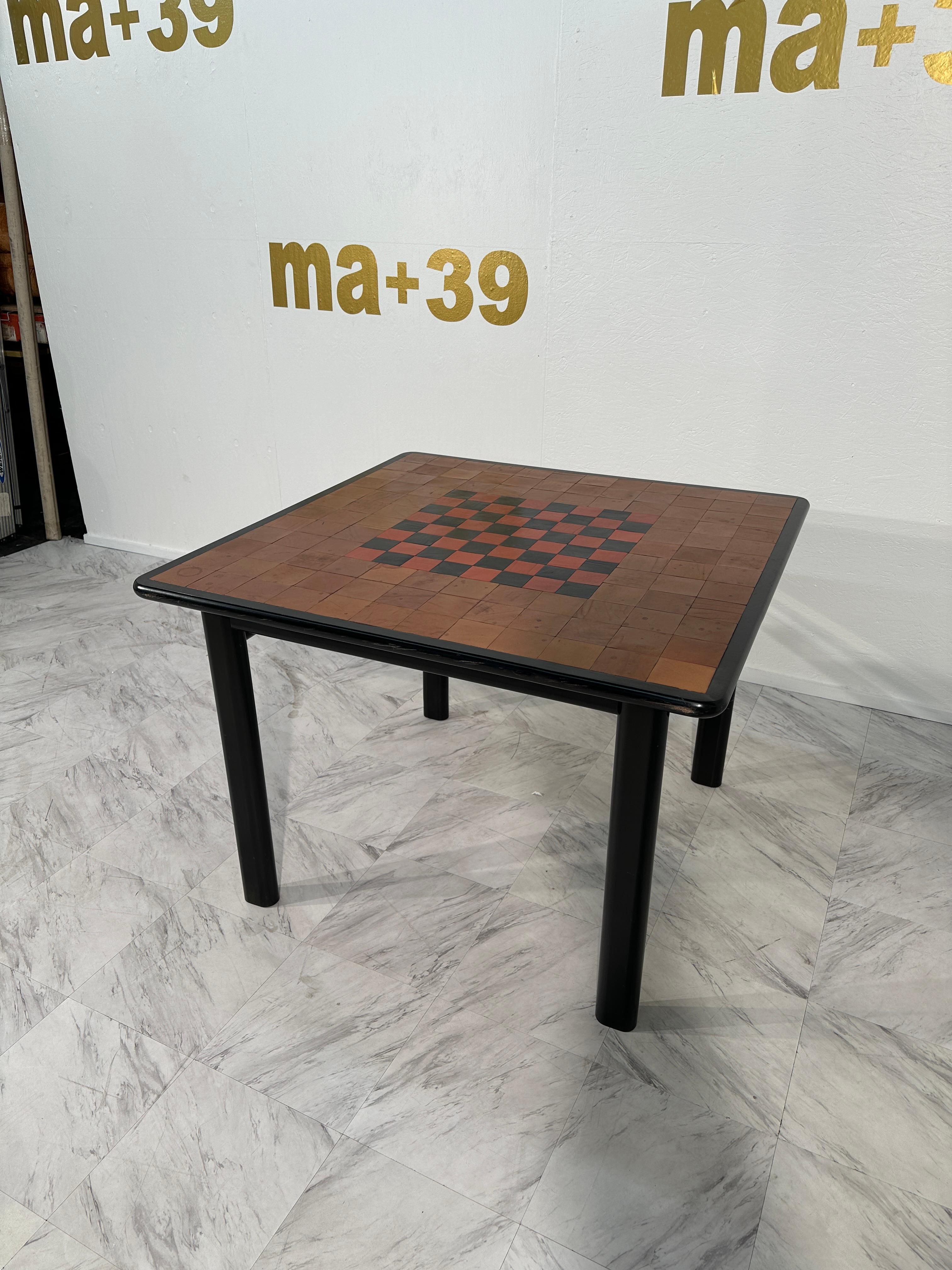 La table de jeu italienne en bois de rose du milieu du siècle dernier, datant des années 1970, est une belle représentation du design italien de l'époque. Fabriquée avec une attention méticuleuse aux détails, la table présente une construction