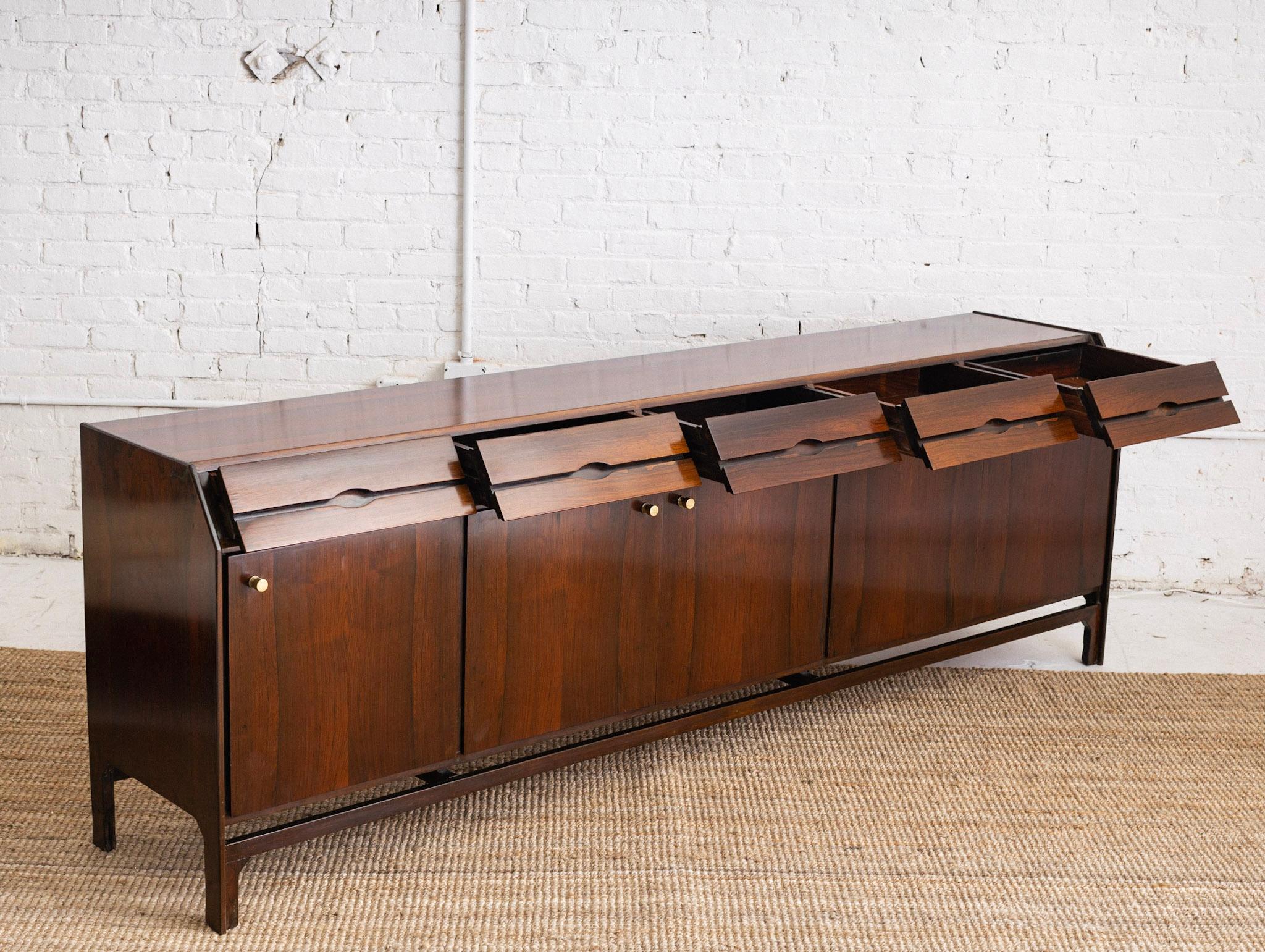 Mid Century Italian Rosewood Sideboard Credenza In Good Condition In Brooklyn, NY