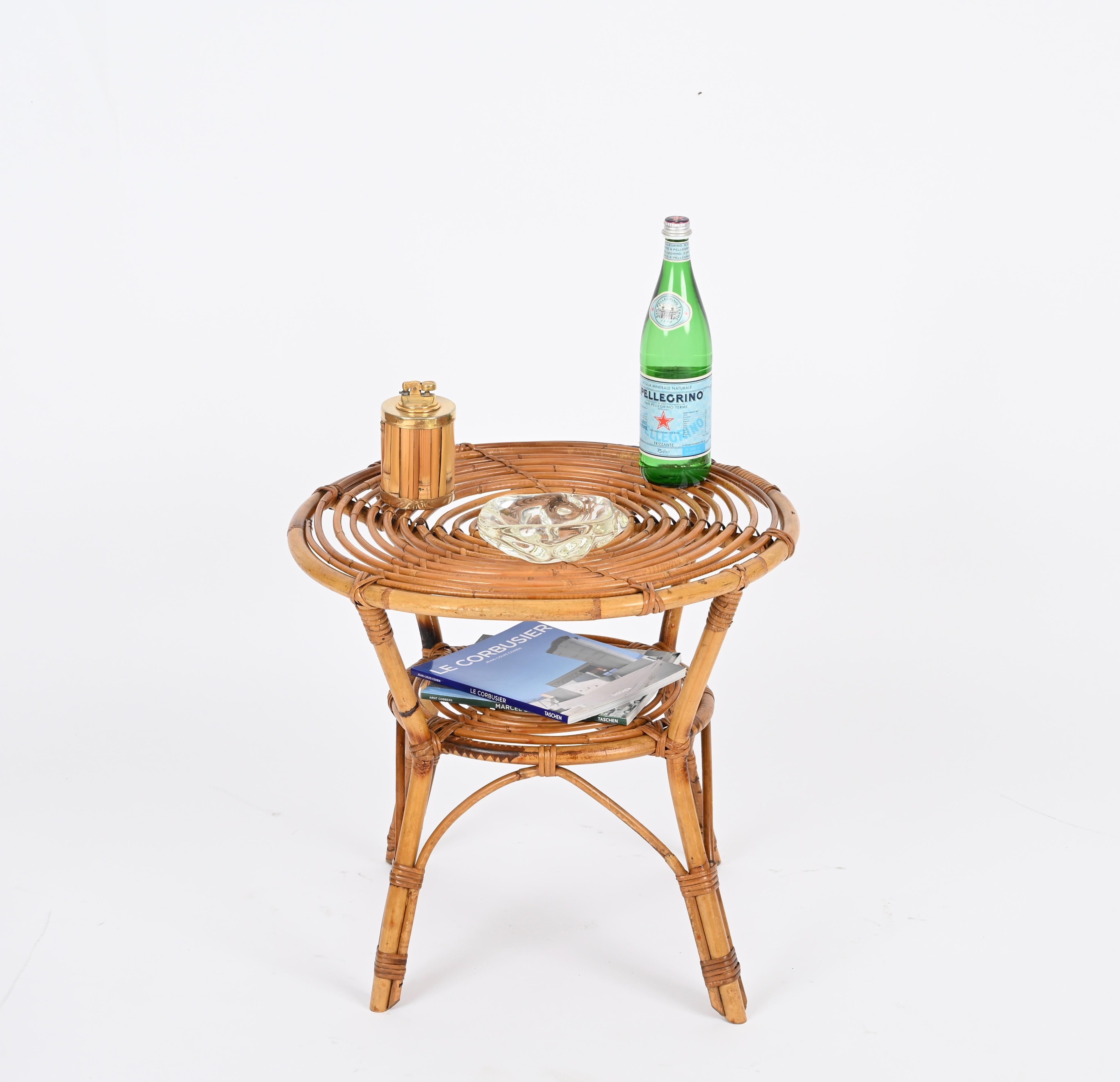 Schöner runder Mid-Century-Couchtisch mit zwei Etagen aus geschwungenem Bambus, Rattan und handgeflochtenem Geflecht. Dieses schöne Stück wurde in den 1970er Jahren in Italien entworfen.

In erstaunlichen Bedingungen und mit einem charmanten hellen