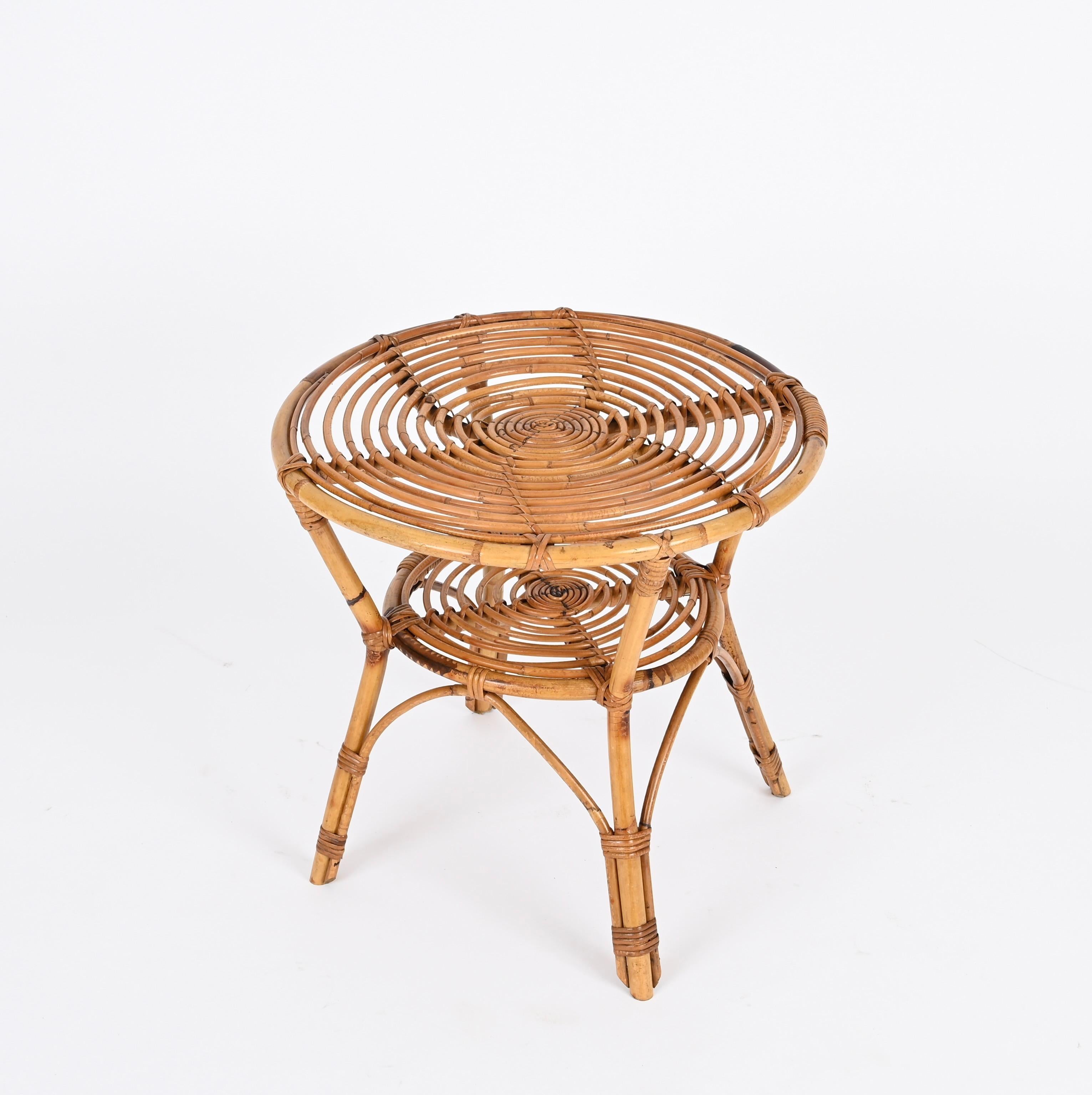 Italienischer runder Couchtisch aus Rattan, Bambus und Korbweide aus der Mitte des Jahrhunderts, 1960er Jahre (Mitte des 20. Jahrhunderts) im Angebot