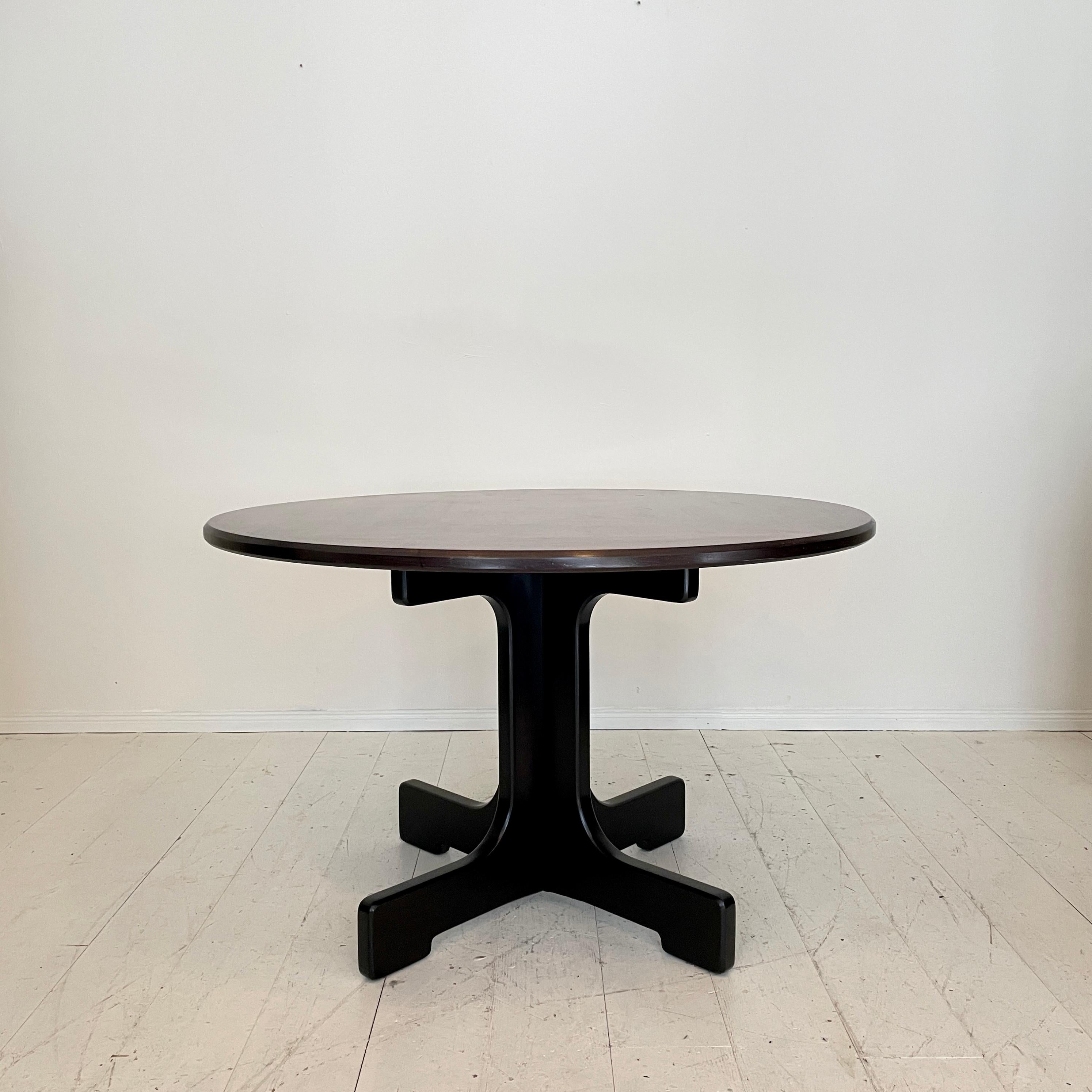 This beautiful Mid Century Italian Round Dining Table comes with a Fantastic Brown Red Santos Veneer and was made in the 1980s. 
Great vintage condition of the table. 
A unique piece which is a great eye-catcher for your antique, modern, space age