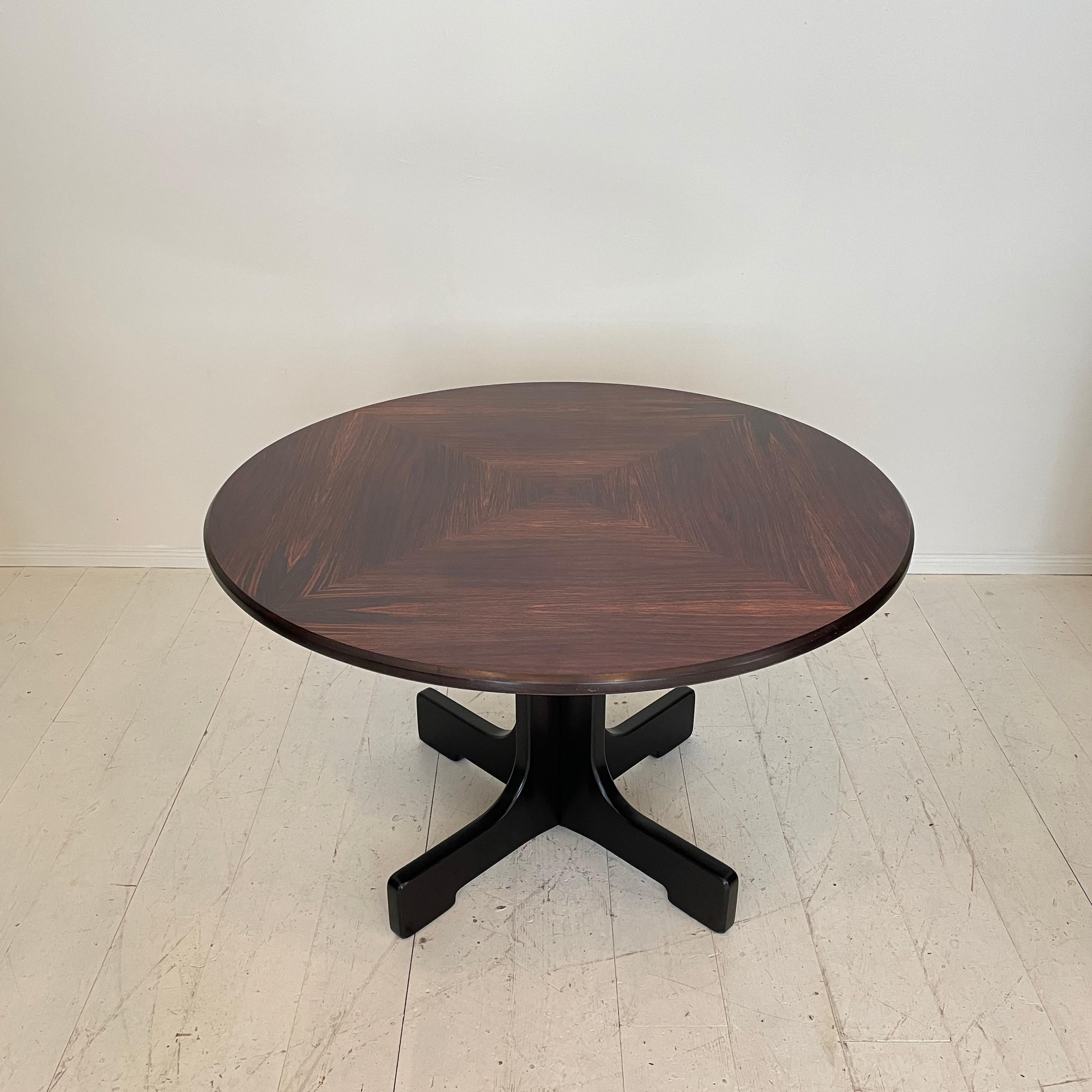 Mid Century Italian Round Dining Table with Fantastic Brown Red Veneer, 1980s In Good Condition In Berlin, DE