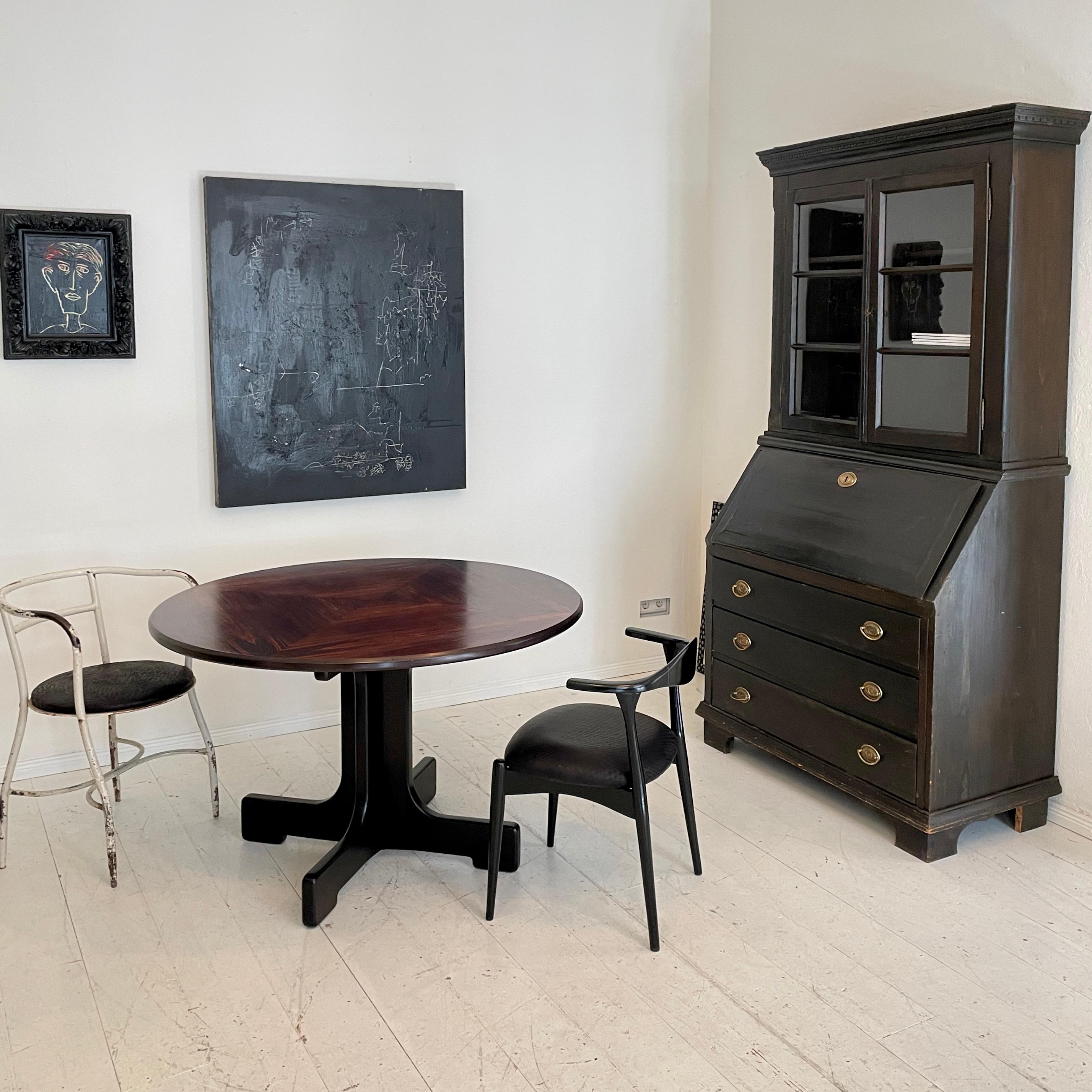 Mid Century Italian Round Dining Table with Fantastic Brown Red Veneer, 1980s 3