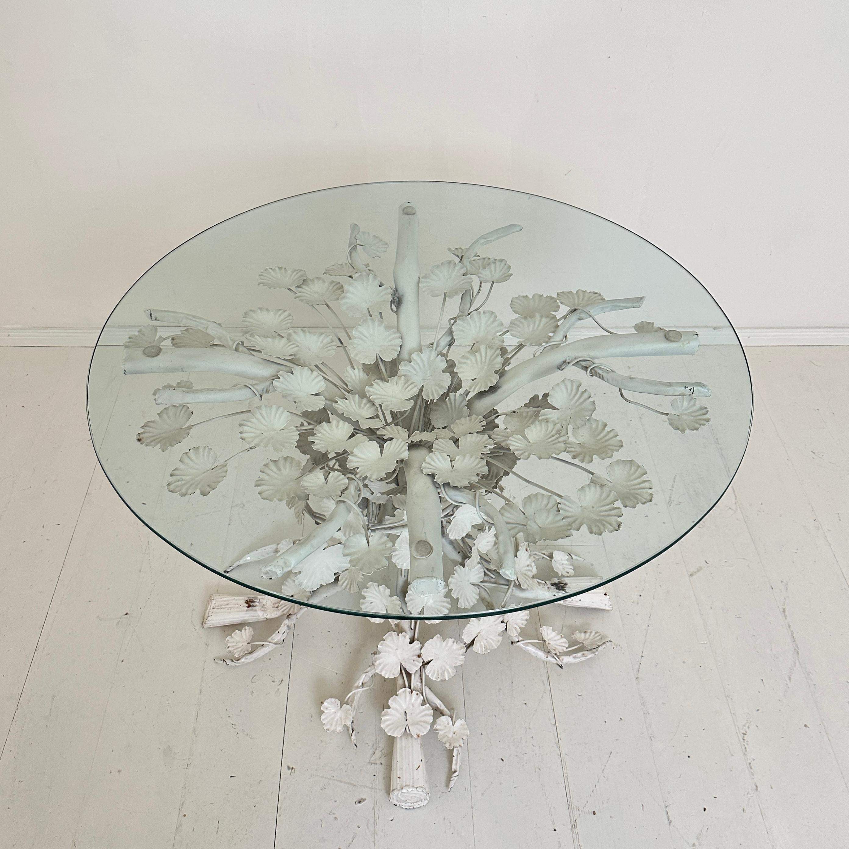 Lacquered Mid Century Italian Round Floral Dining Table in white Metal and Glass, 1970 For Sale