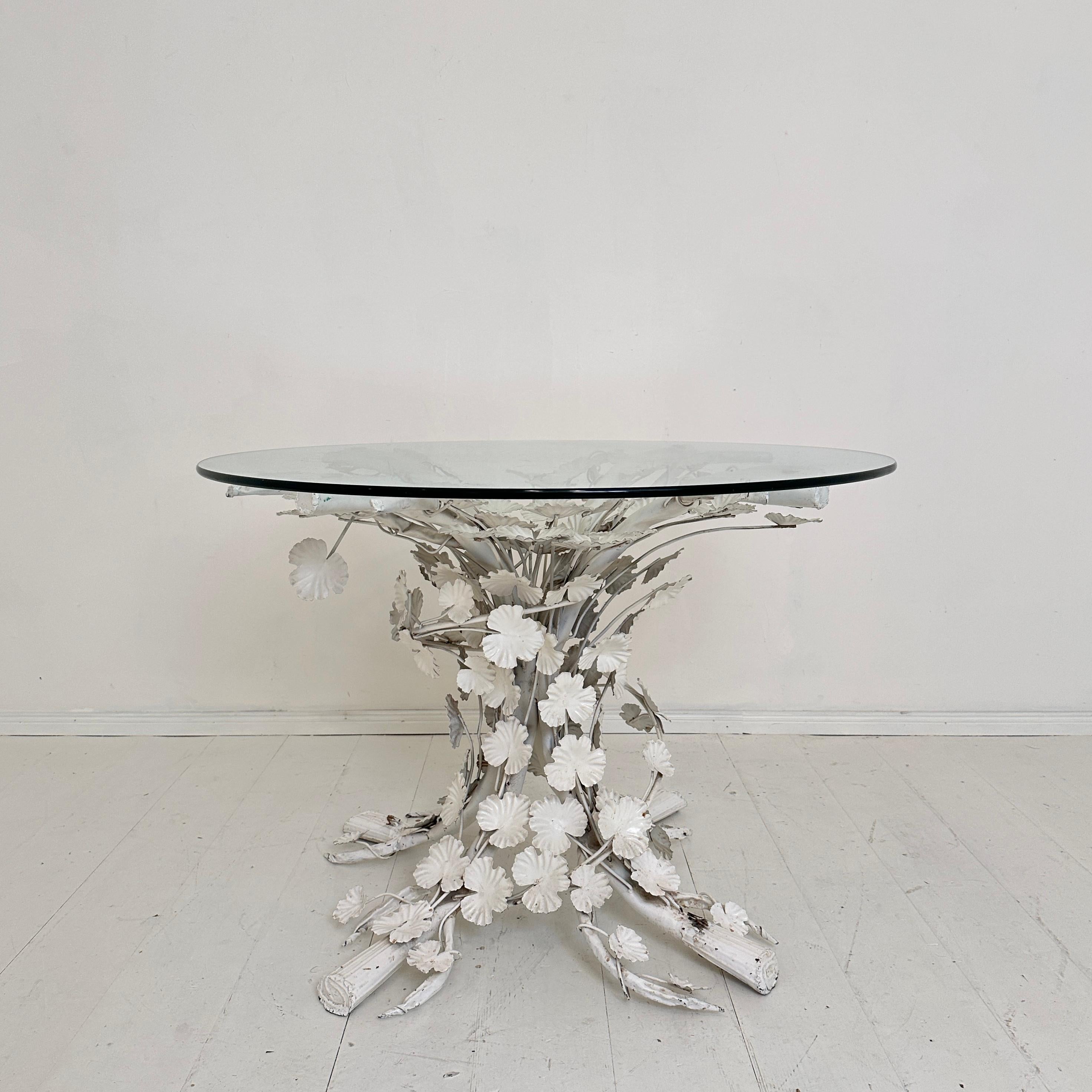 Mid Century Italian Round Floral Dining Table in white Metal and Glass, 1970 In Good Condition For Sale In Berlin, DE