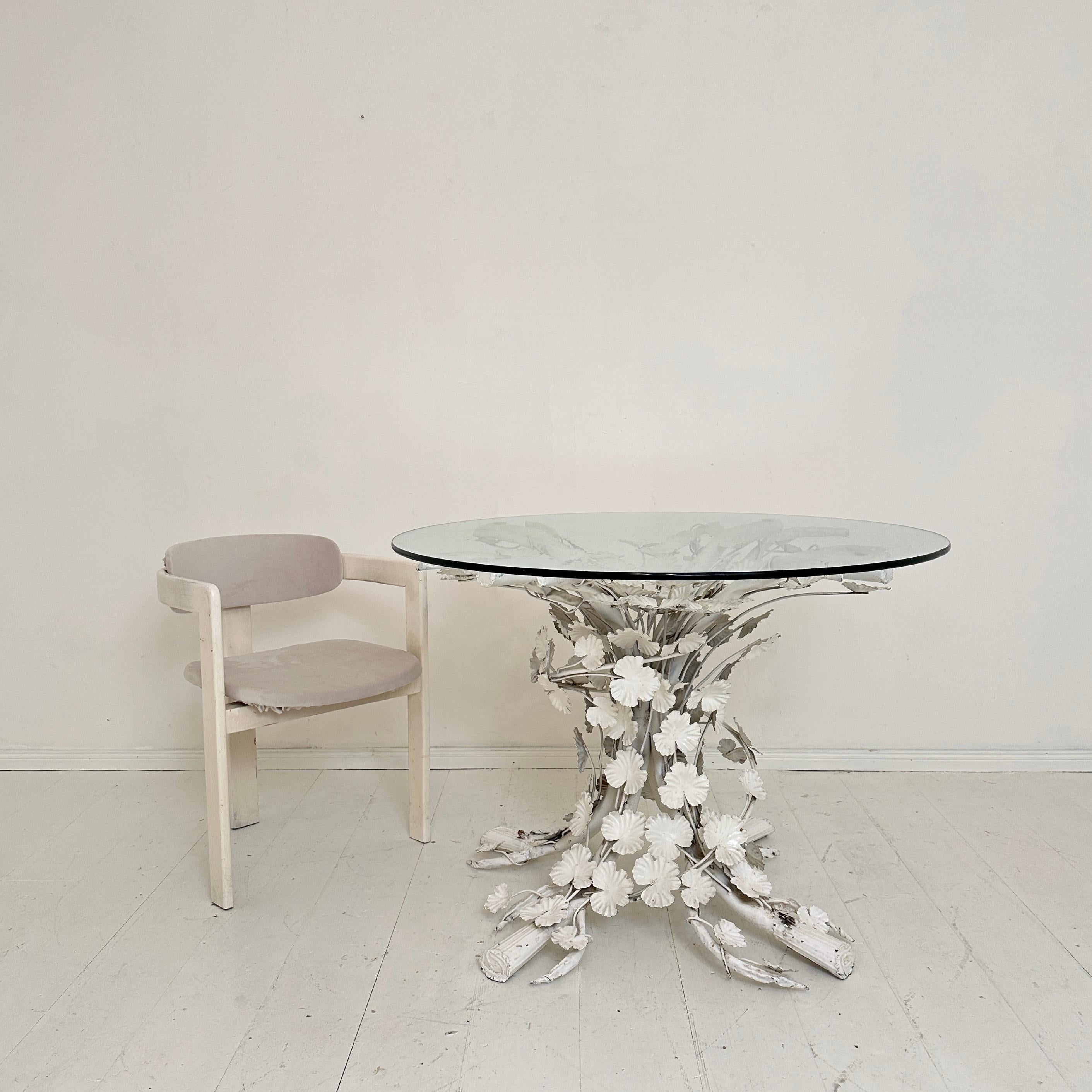 Mid Century Italian Round Floral Dining Table in white Metal and Glass, 1970 For Sale 1