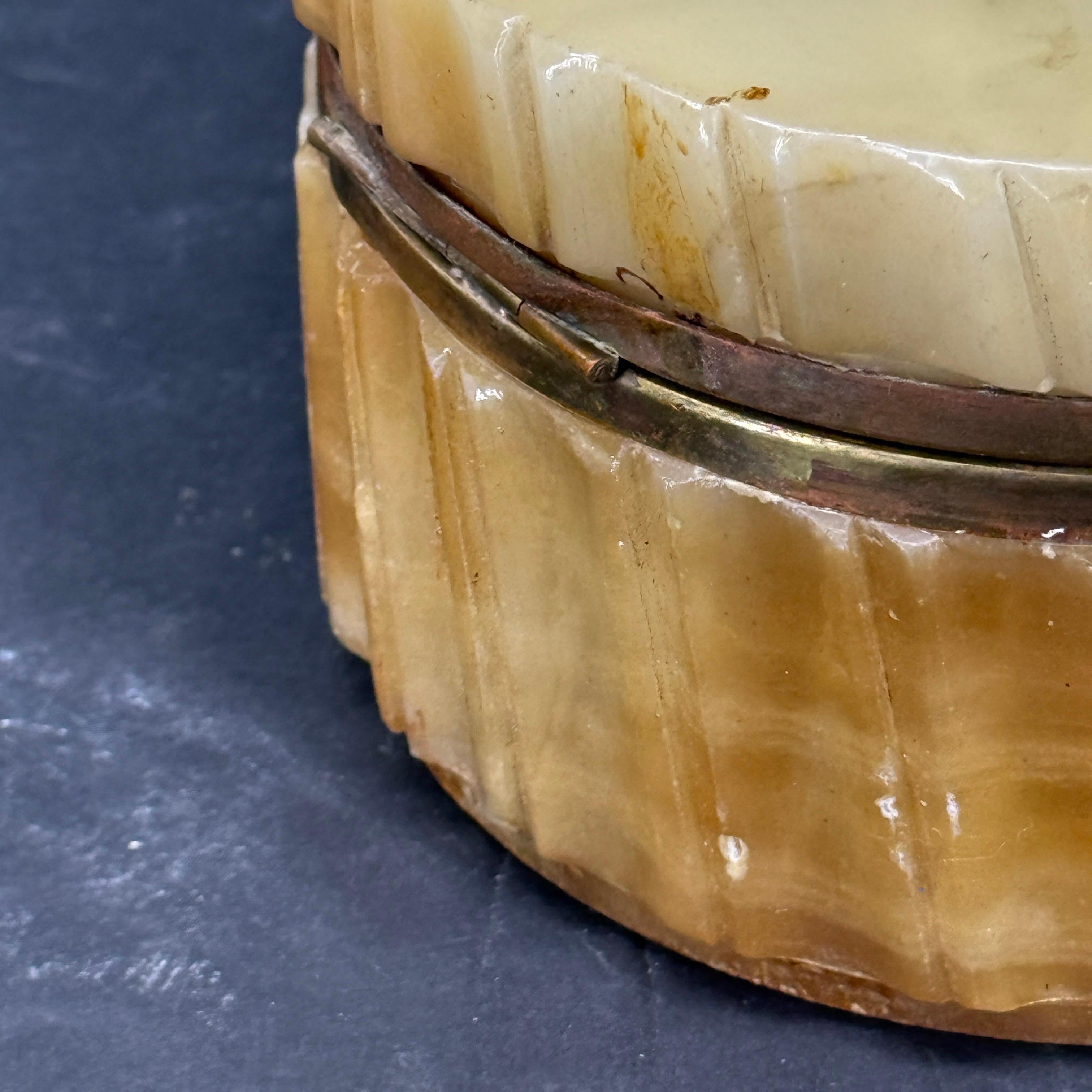 Boîte à bijoux ronde en marbre italienne du milieu du siècle en vente 5