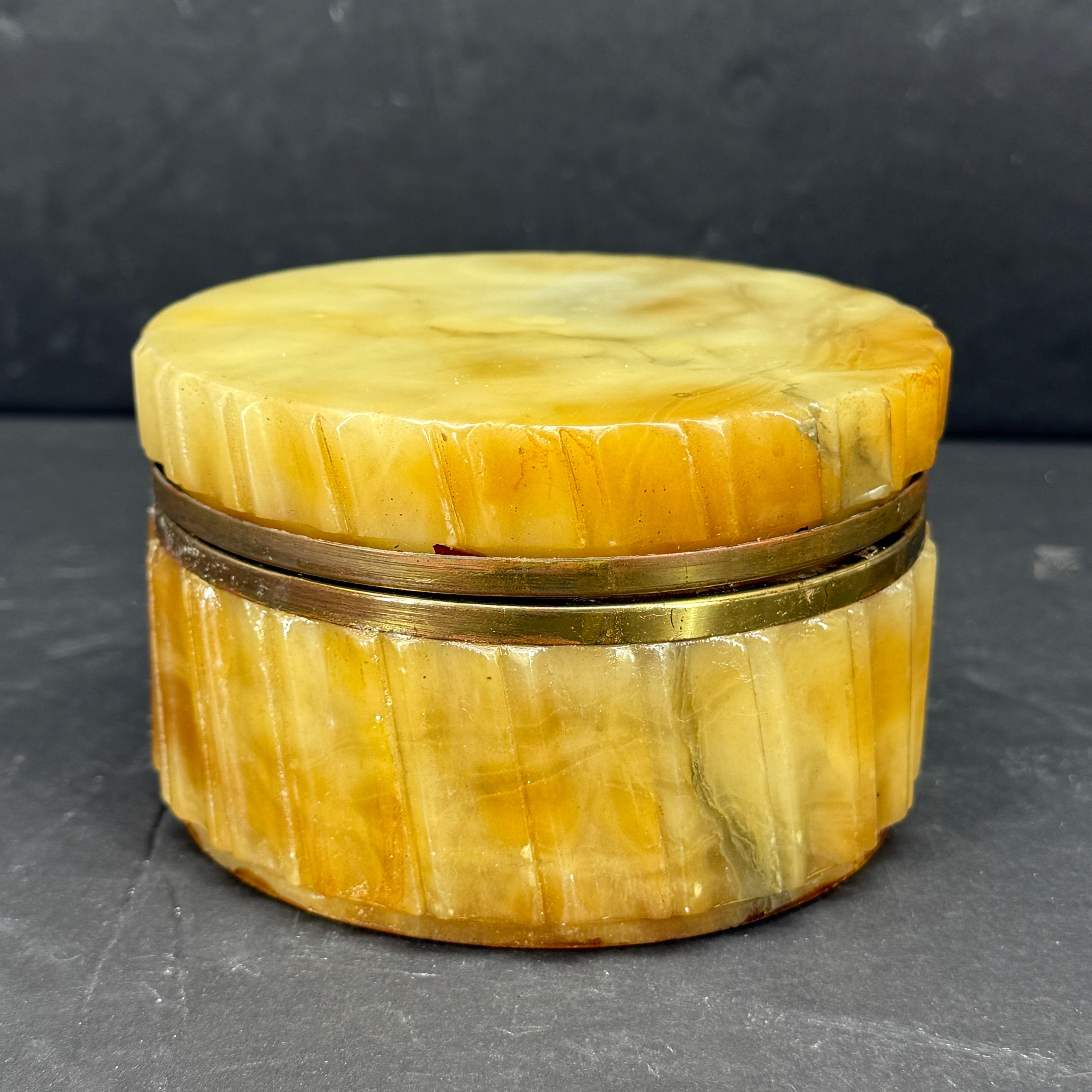 Charmante boîte en marbre avec laiton doré, marquée Made in Italy. La boîte à couvercle est parfaite pour les bijoux, les bibelots, les petits objets de collection. La boîte est un bel ajout à un meuble de toilette ou un accessoire de bureau.