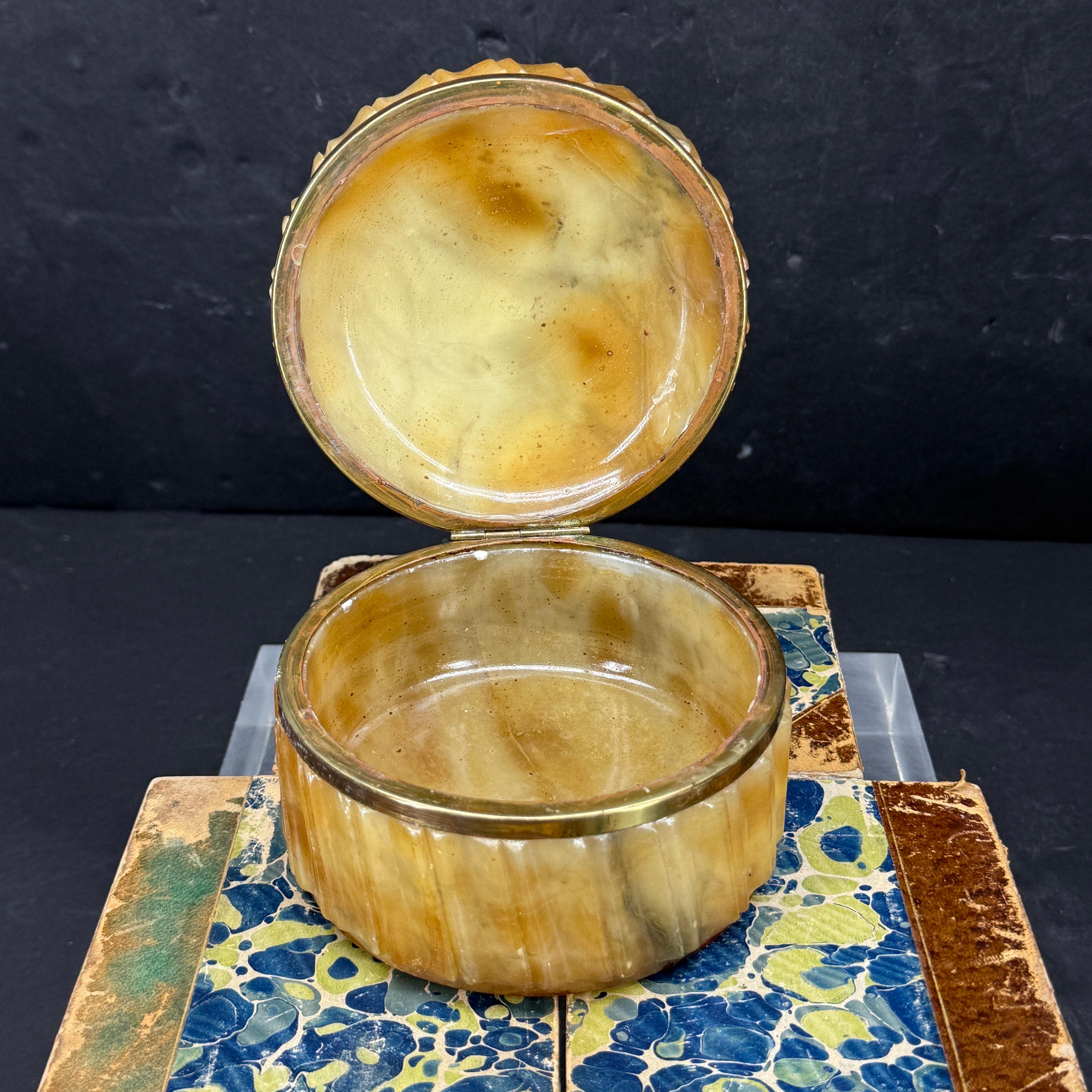 Boîte à bijoux ronde en marbre italienne du milieu du siècle Bon état - En vente à Haddonfield, NJ
