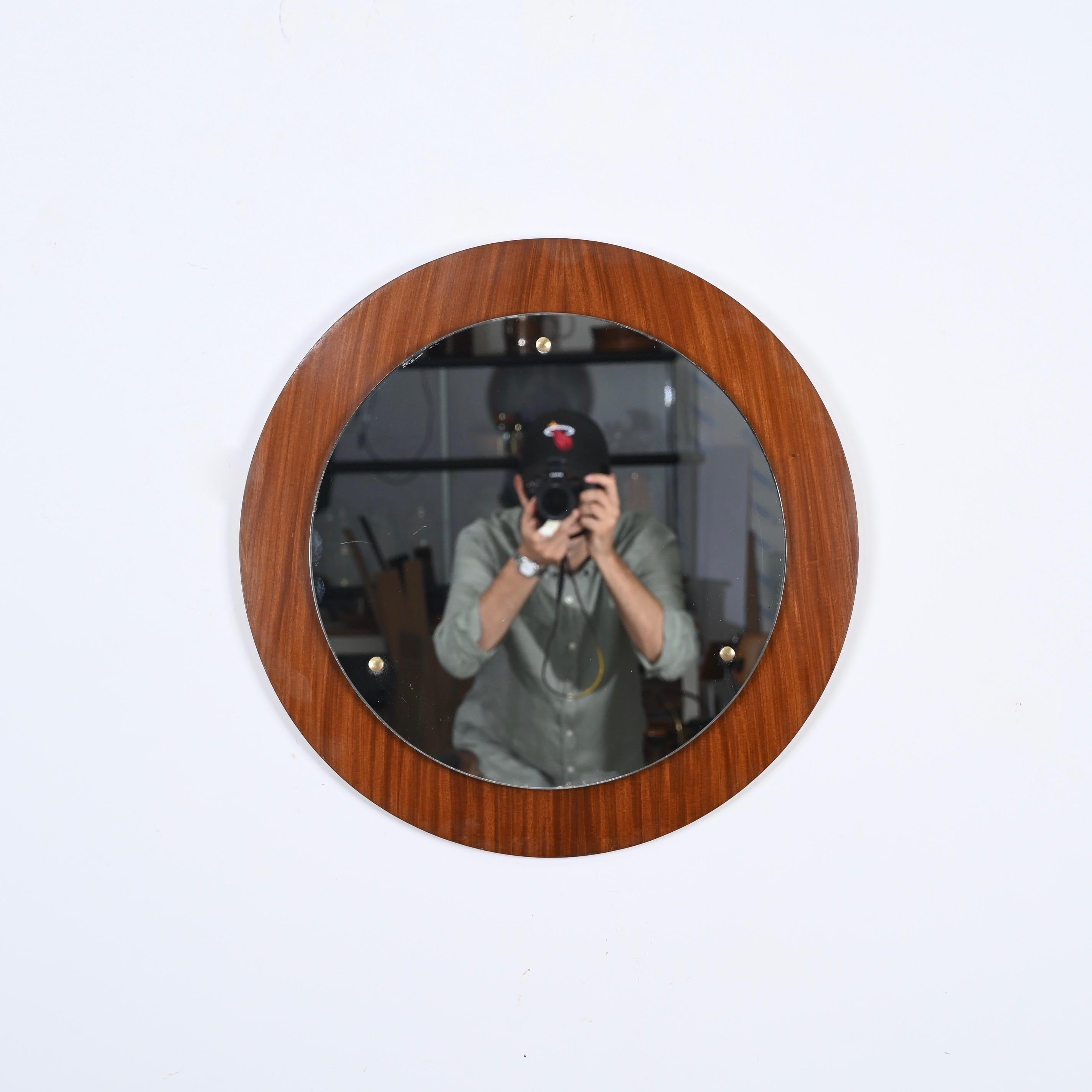 Gorgeous round mirror in teak wood. This beautiful piece was produced in Italy by Creazioni Stilcasa in the 1960s.

The quality of the teak used by Stilcasa is outstanding and is enhanced by the simplicity of the mirror. The mirror is completed by