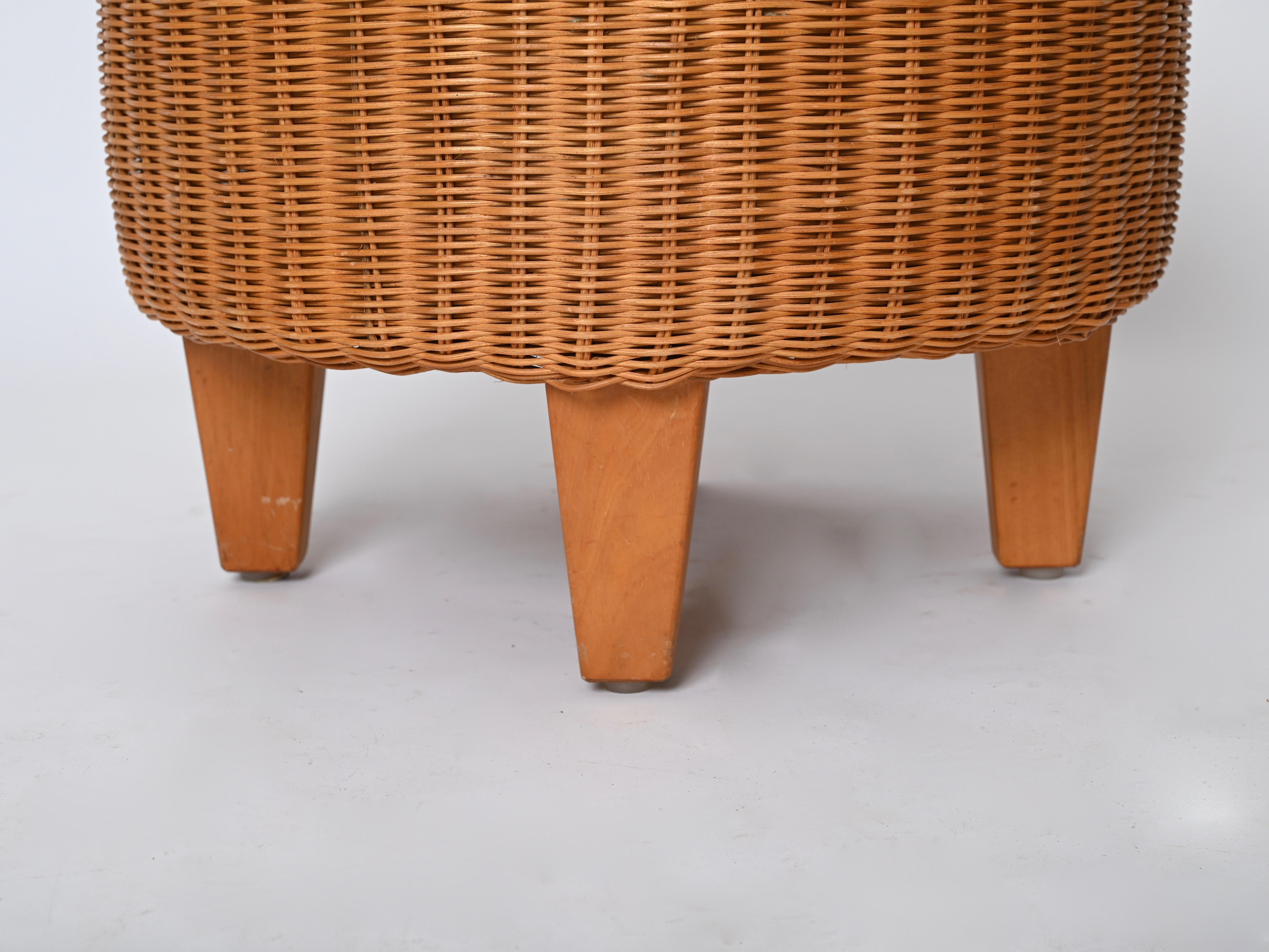 Italienischer runder Ottoman Pouf aus geflochtenem Rattan und Holz, Mitte des Jahrhunderts, Italien 1970er im Angebot 4