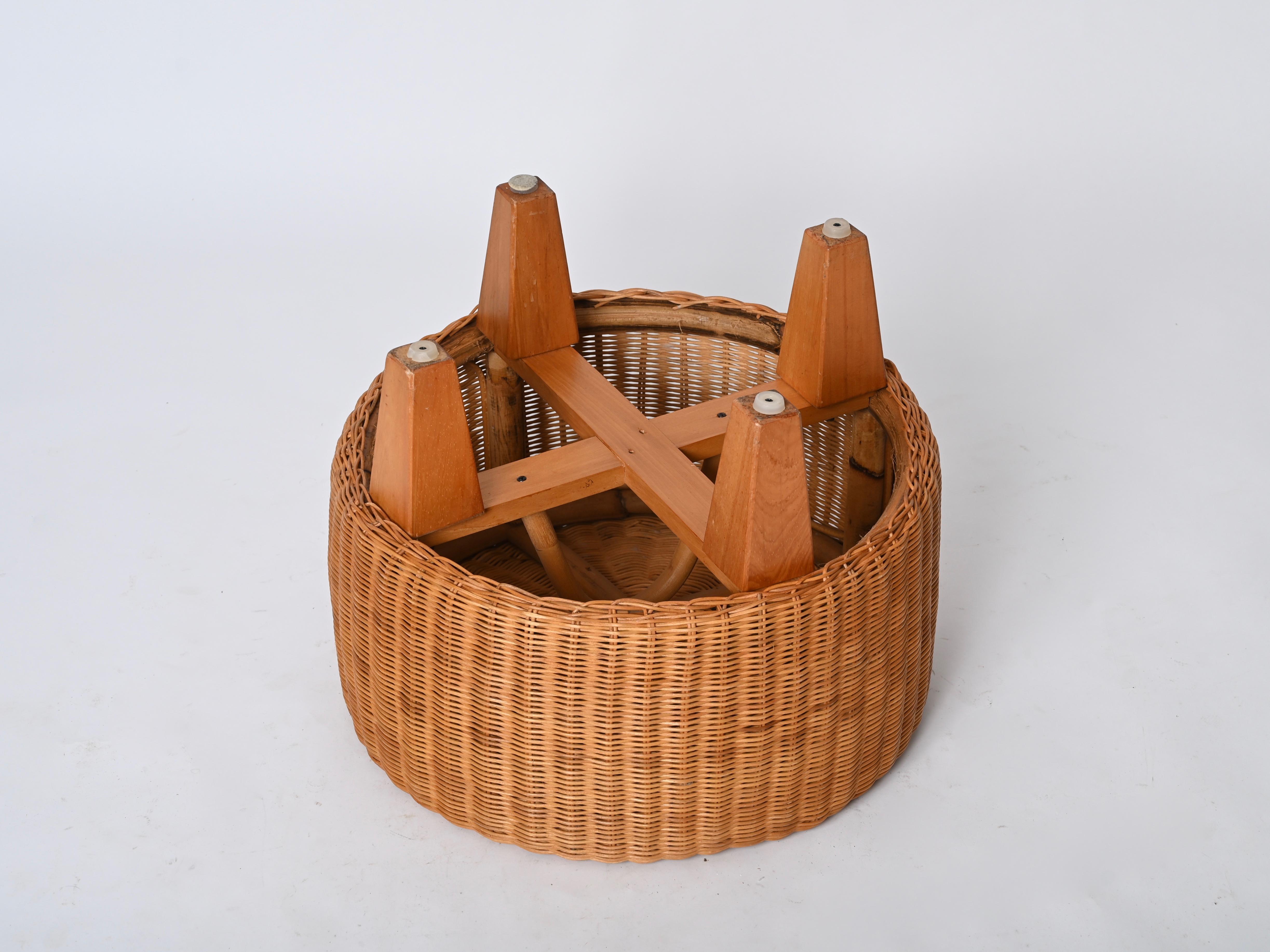 Italienischer runder Ottoman Pouf aus geflochtenem Rattan und Holz, Mitte des Jahrhunderts, Italien 1970er im Angebot 5