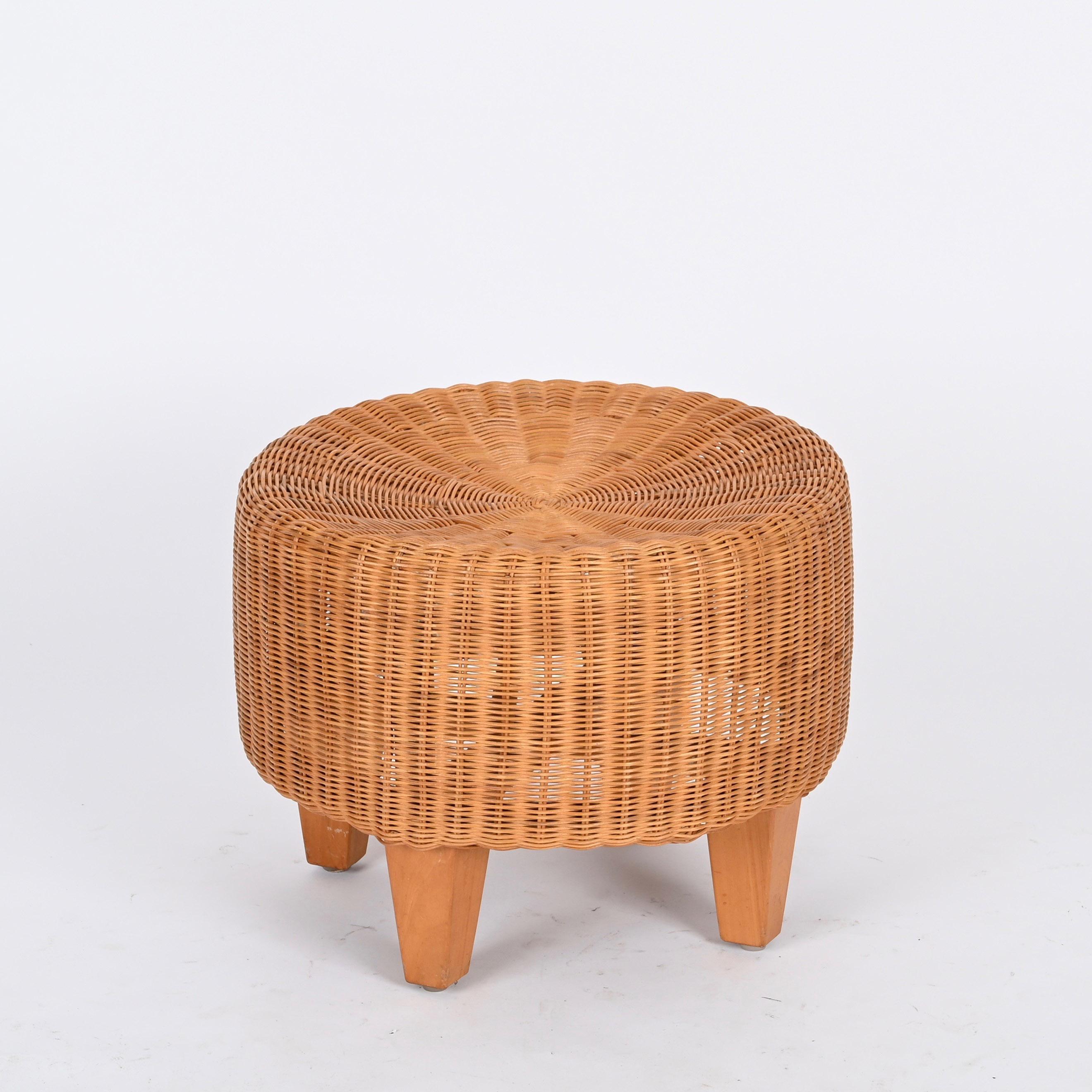 Wunderschöner Hocker im französischen Riviera-Stil, komplett aus handgeflochtenem Rattan mit Füßen aus Walnussholz. Dieses reizvolle organische Objekt kann auch als stilvoller Beistelltisch verwendet werden. Es wurde in den 1970er Jahren in Italien