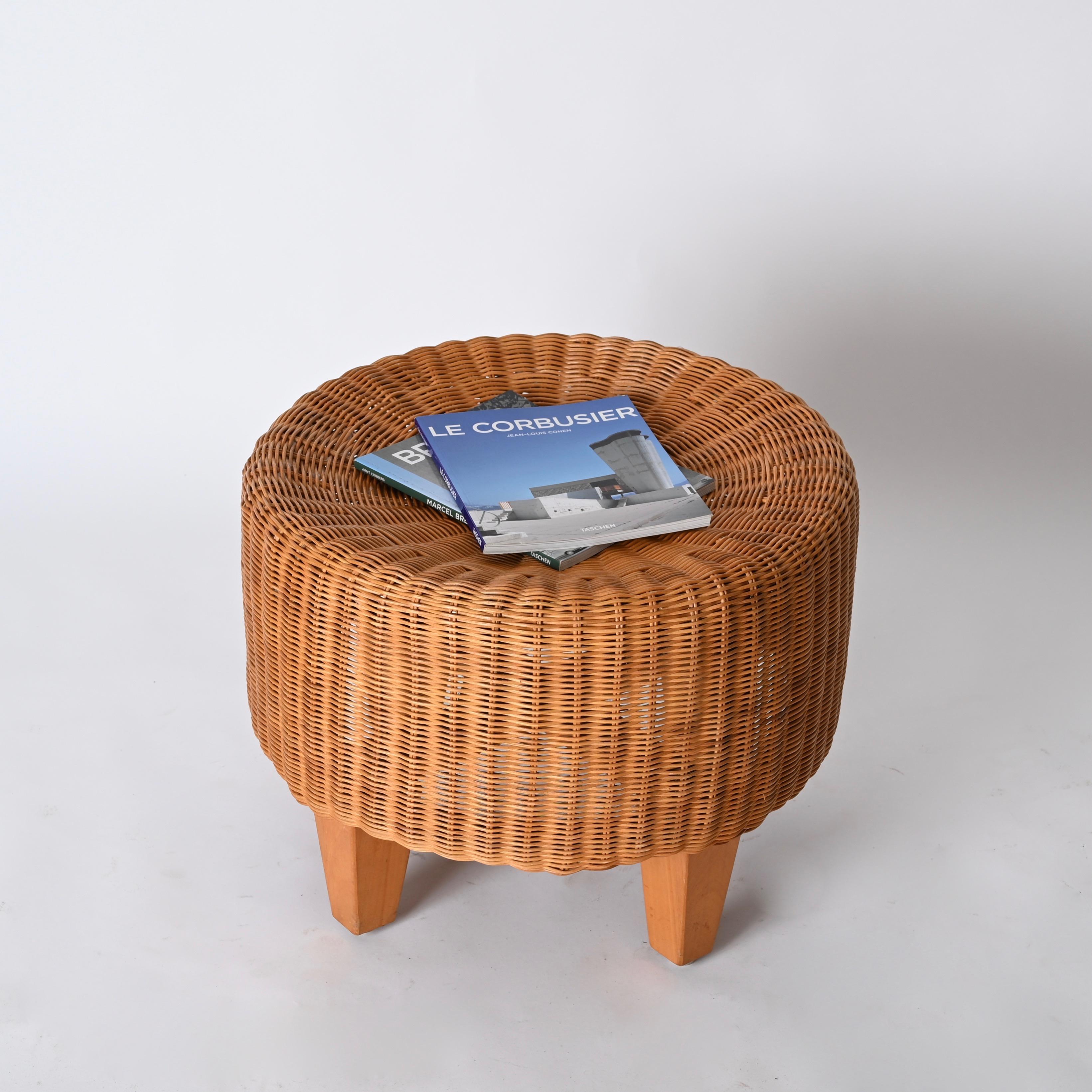 Italienischer runder Ottoman Pouf aus geflochtenem Rattan und Holz, Mitte des Jahrhunderts, Italien 1970er (Moderne der Mitte des Jahrhunderts) im Angebot