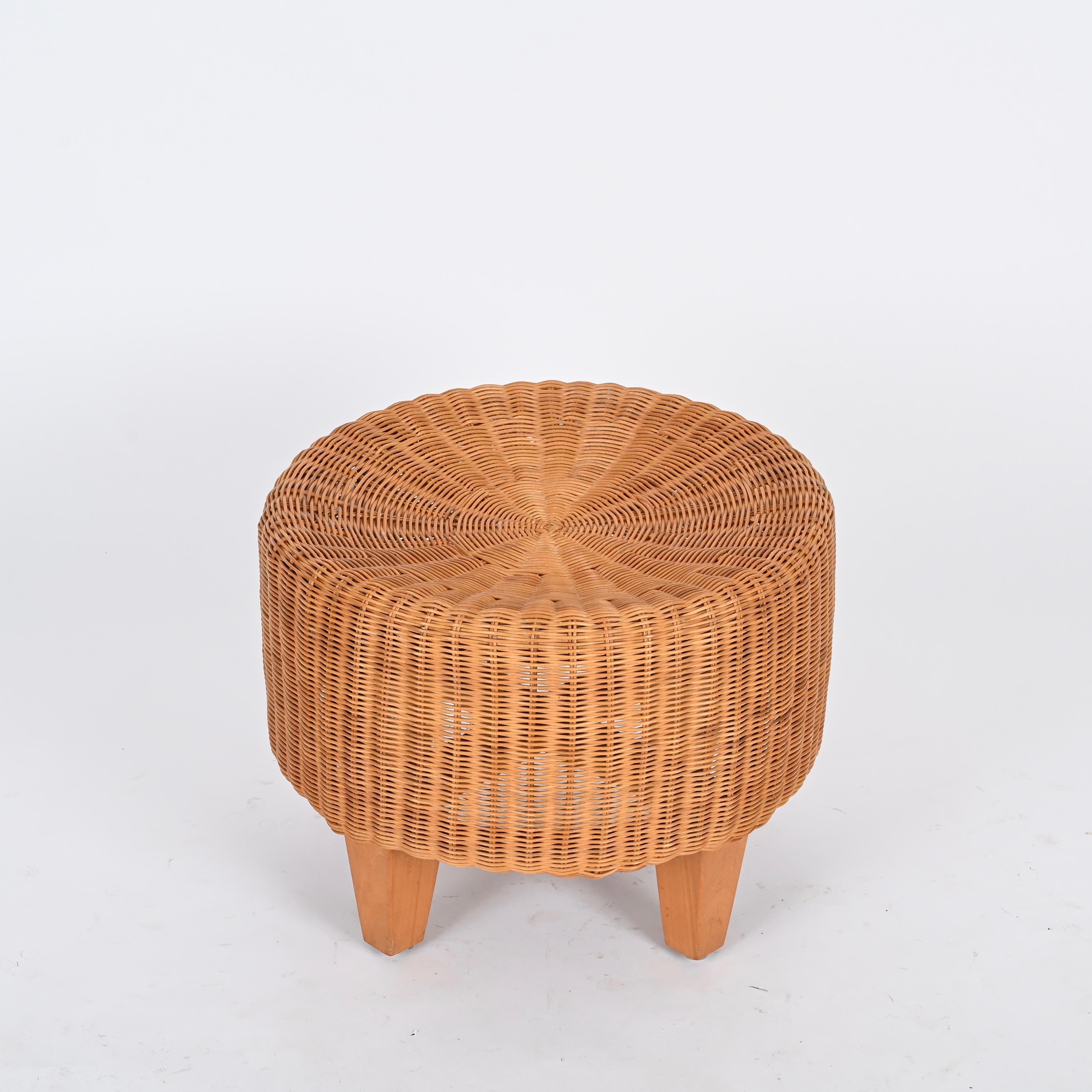 Italienischer runder Ottoman Pouf aus geflochtenem Rattan und Holz, Mitte des Jahrhunderts, Italien 1970er (Handgefertigt) im Angebot