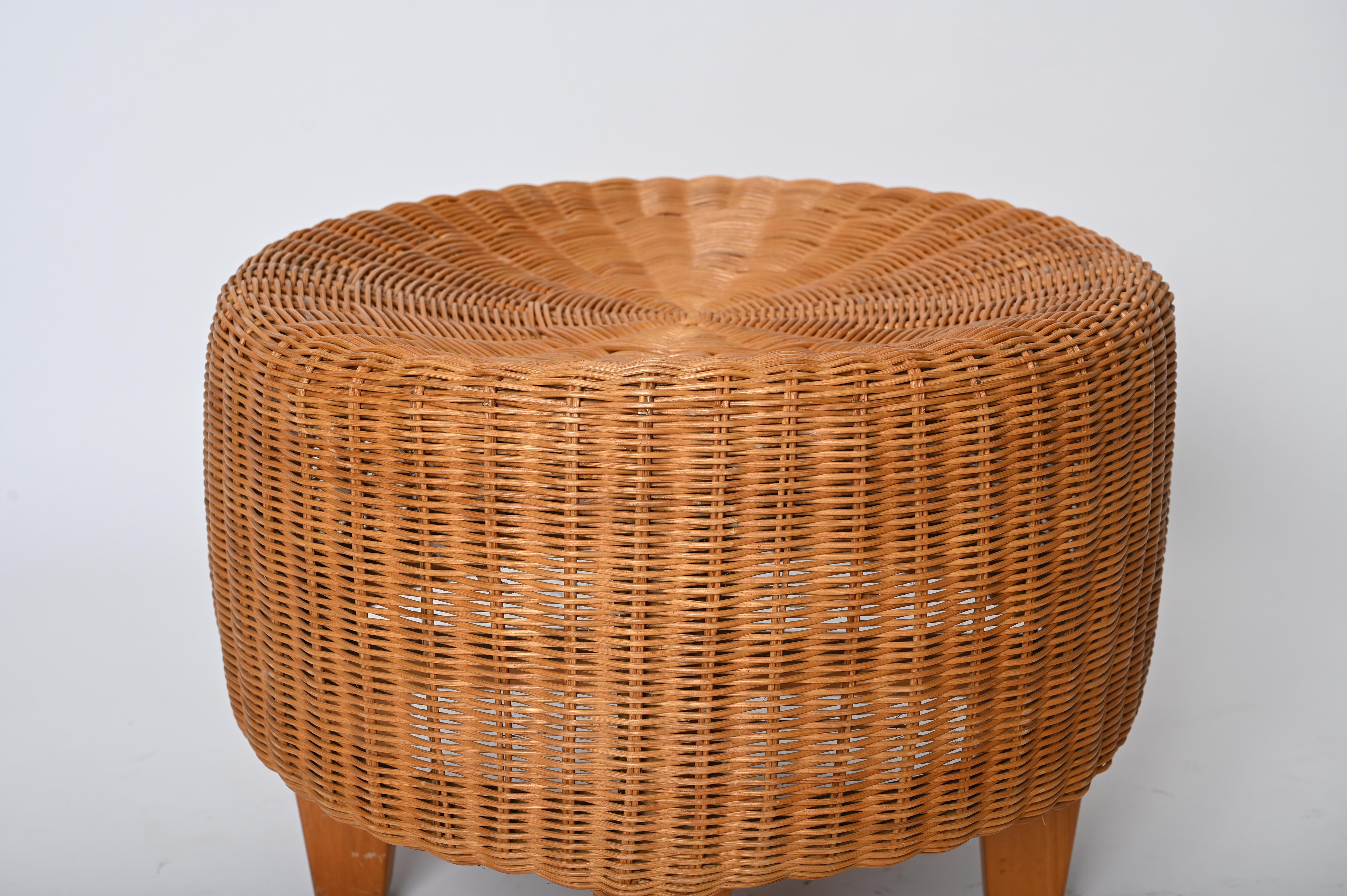 Italienischer runder Ottoman Pouf aus geflochtenem Rattan und Holz, Mitte des Jahrhunderts, Italien 1970er (20. Jahrhundert) im Angebot