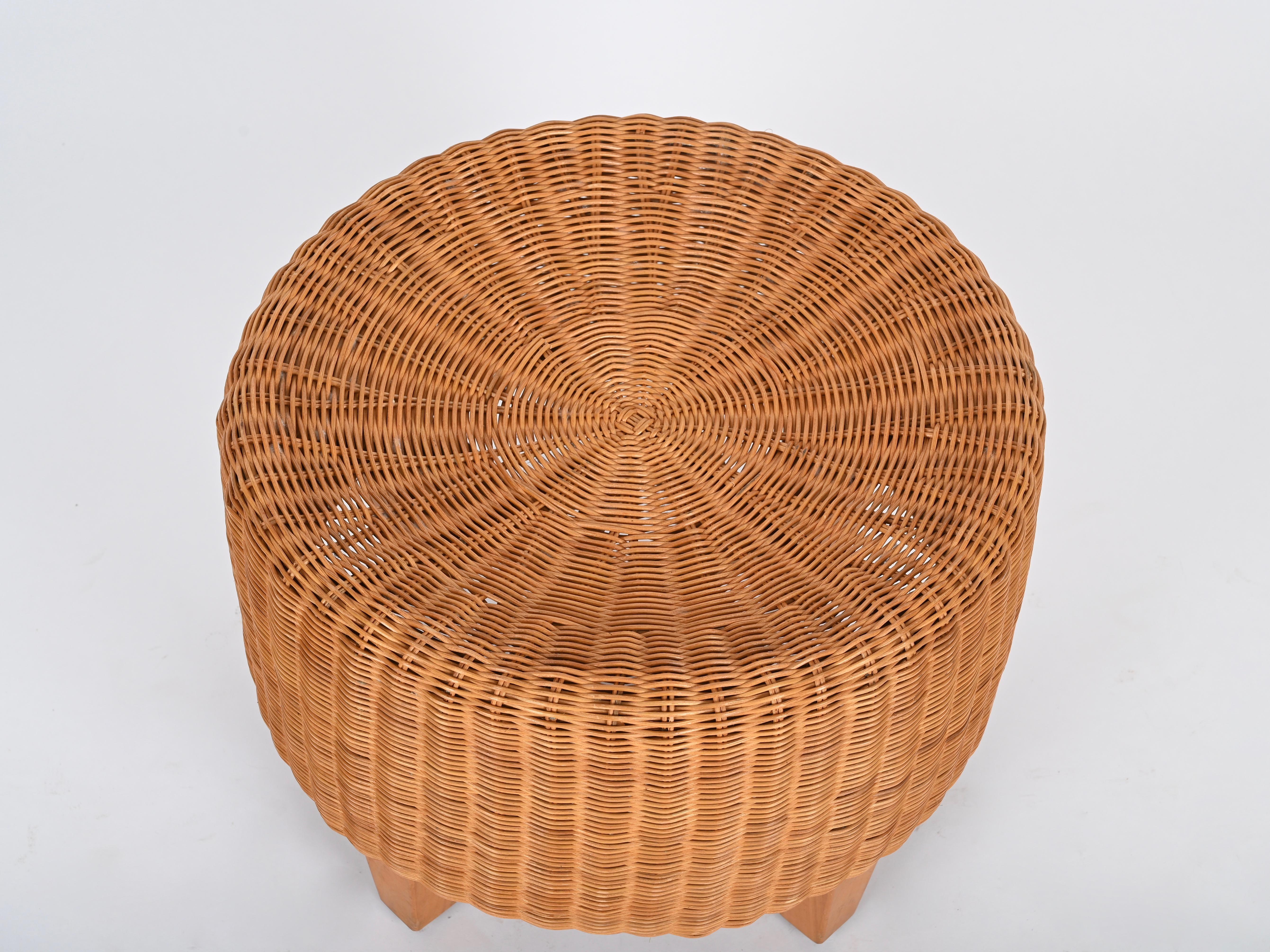 Italienischer runder Ottoman Pouf aus geflochtenem Rattan und Holz, Mitte des Jahrhunderts, Italien 1970er (Bambus) im Angebot