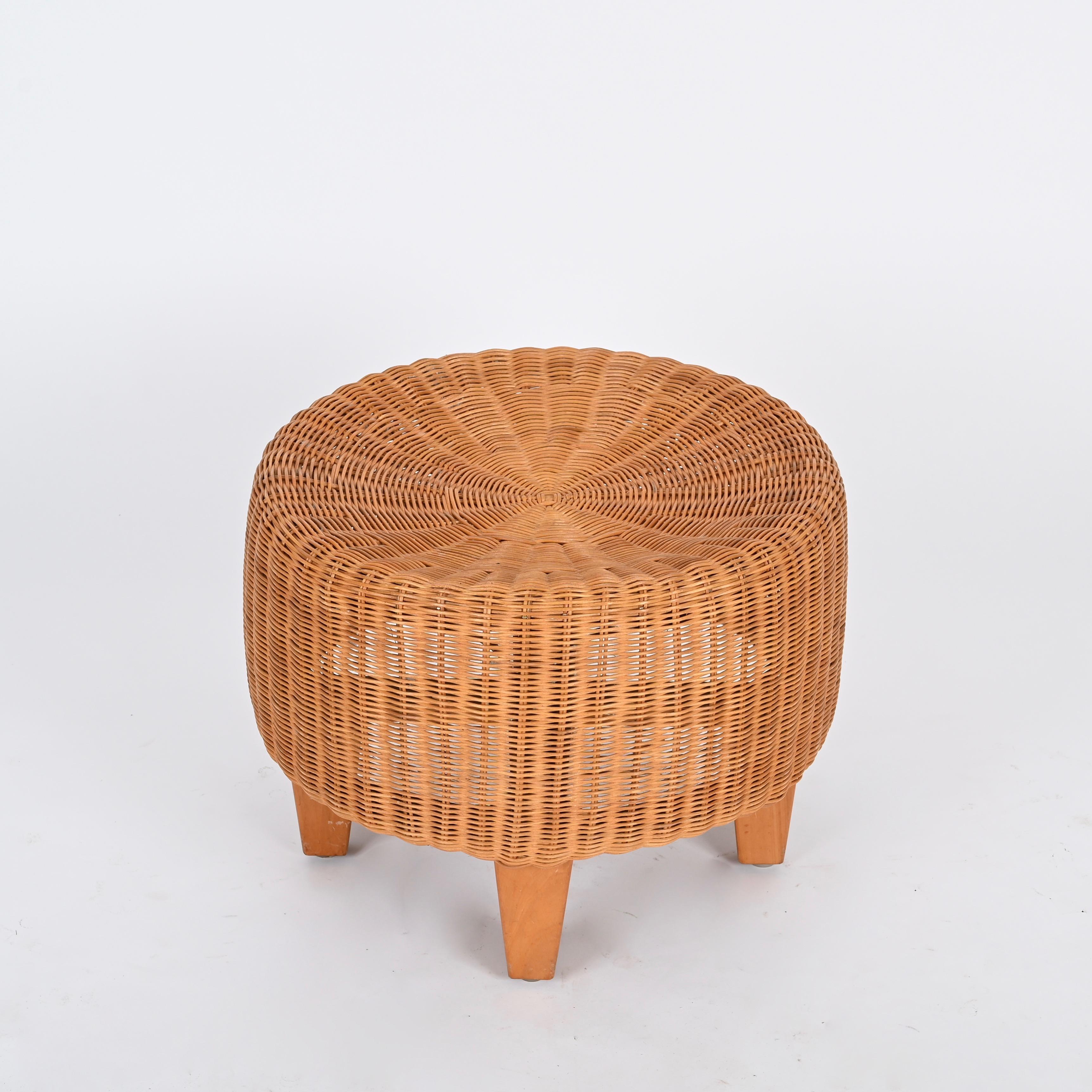 Italienischer runder Ottoman Pouf aus geflochtenem Rattan und Holz, Mitte des Jahrhunderts, Italien 1970er im Angebot 1